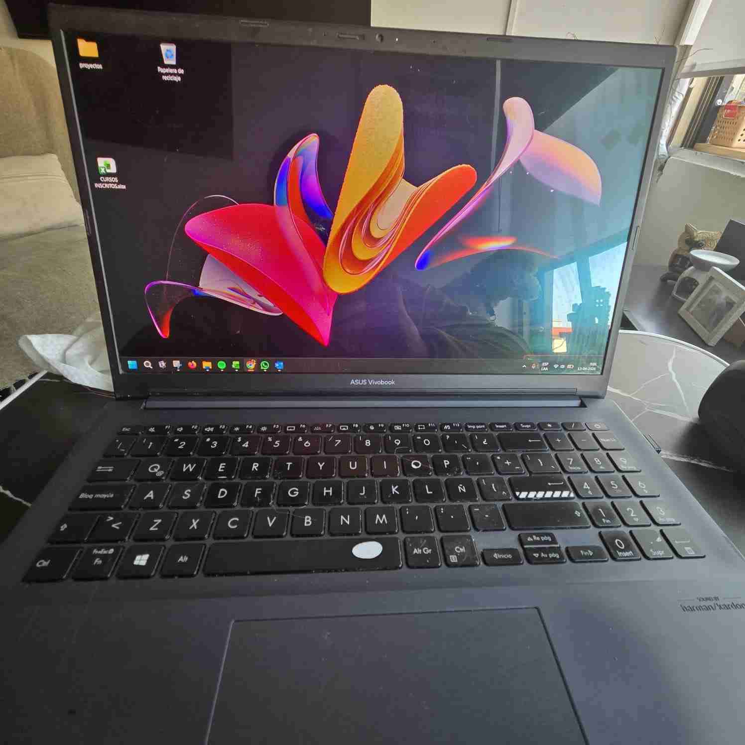 Laptop ASUS VivoBook 15 pulgadas - miniatura 3