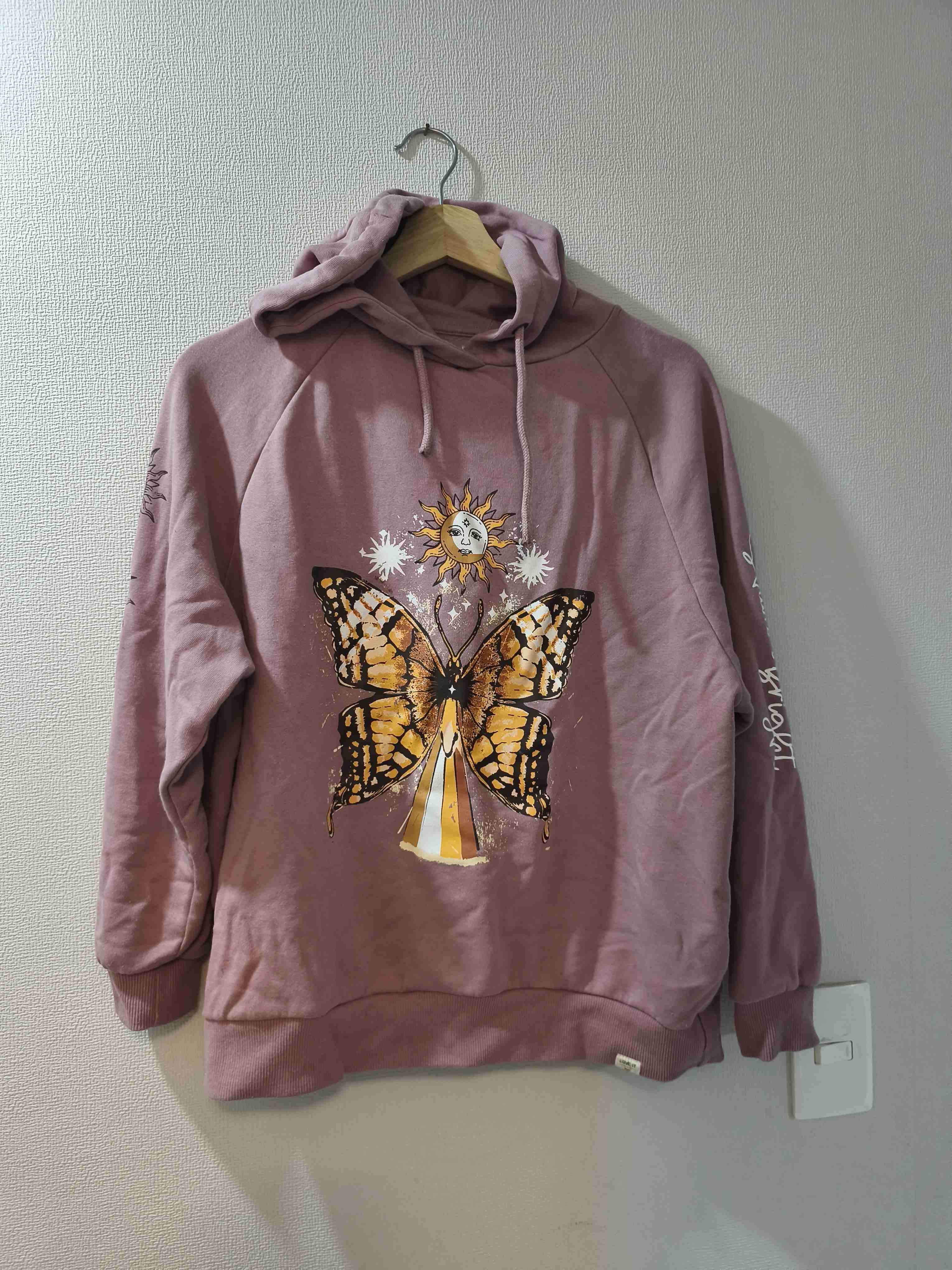 Polerón con estampado de mariposa