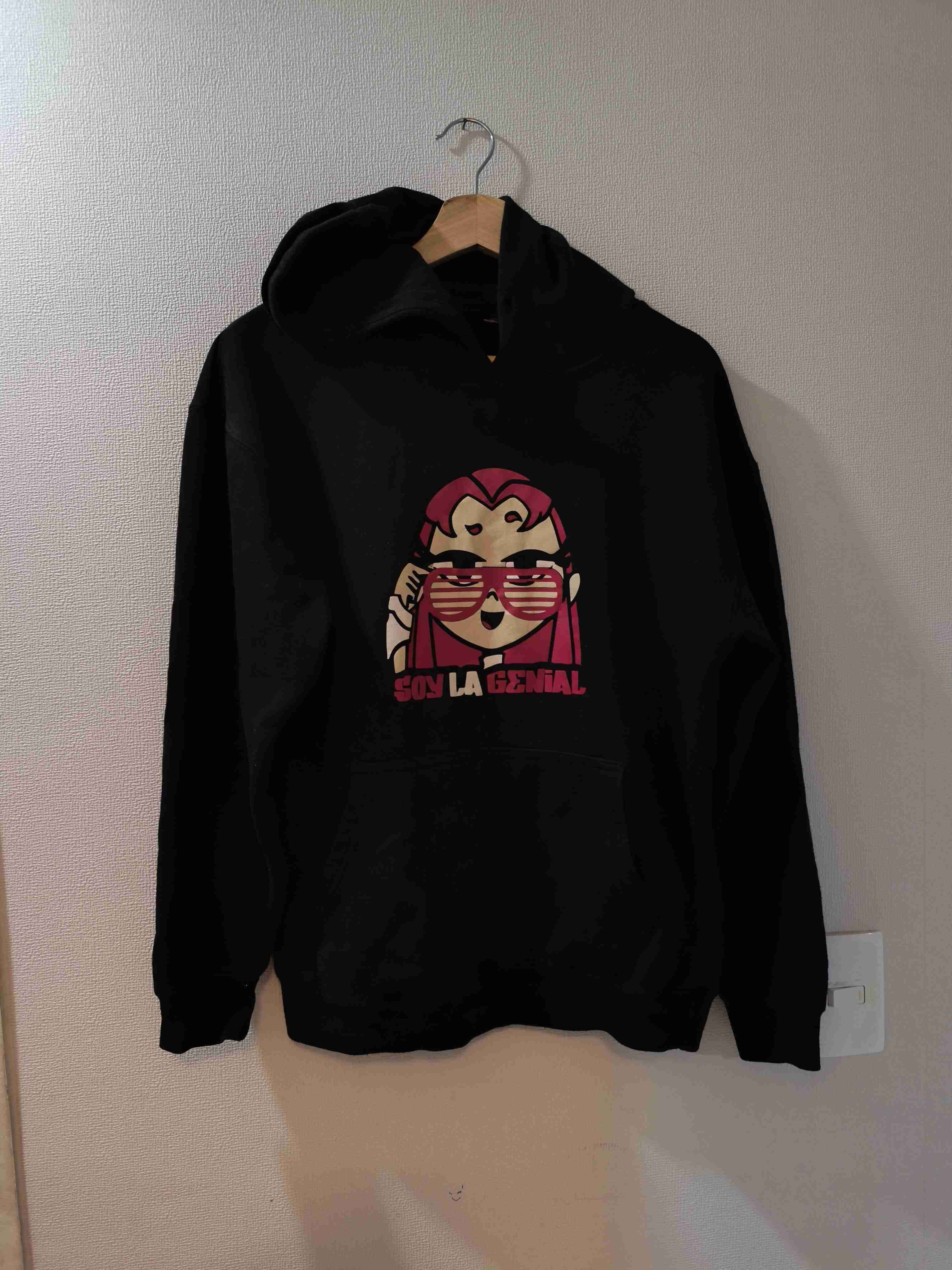 Polerón negro con diseño gráfico