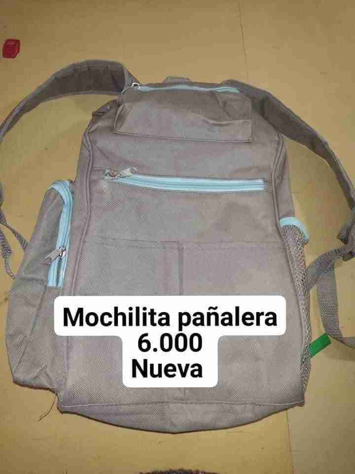Mochila pañalera gris nueva