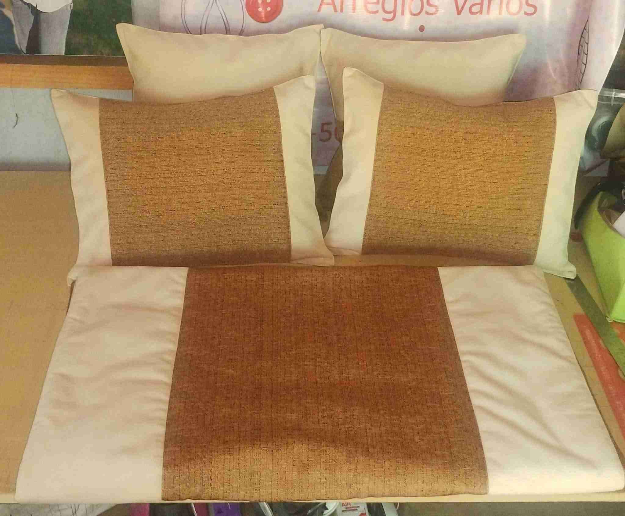 Juego de cama beige y marrón - miniatura 1