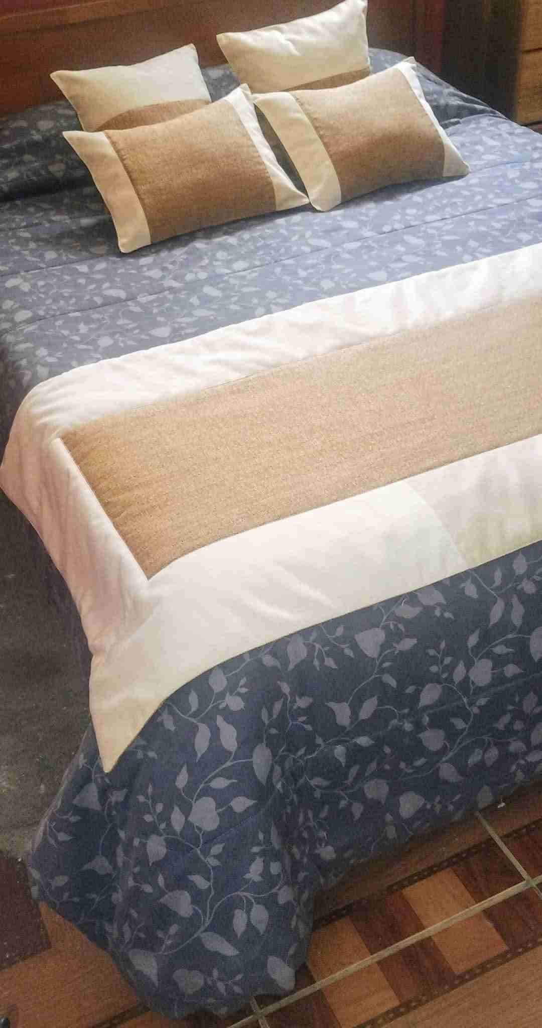 Juego de cama beige y marrón - miniatura 2