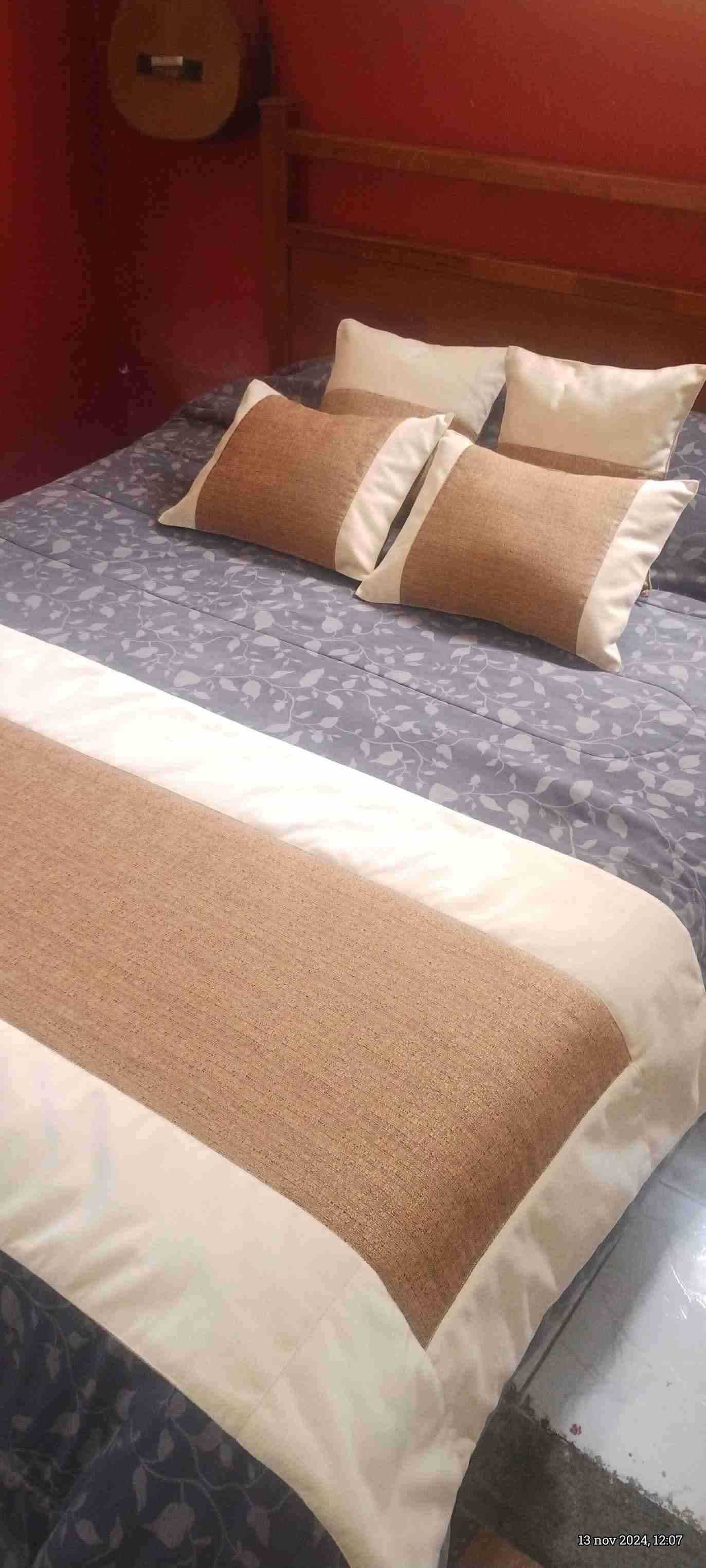 Juego de cama beige y marrón - miniatura 3