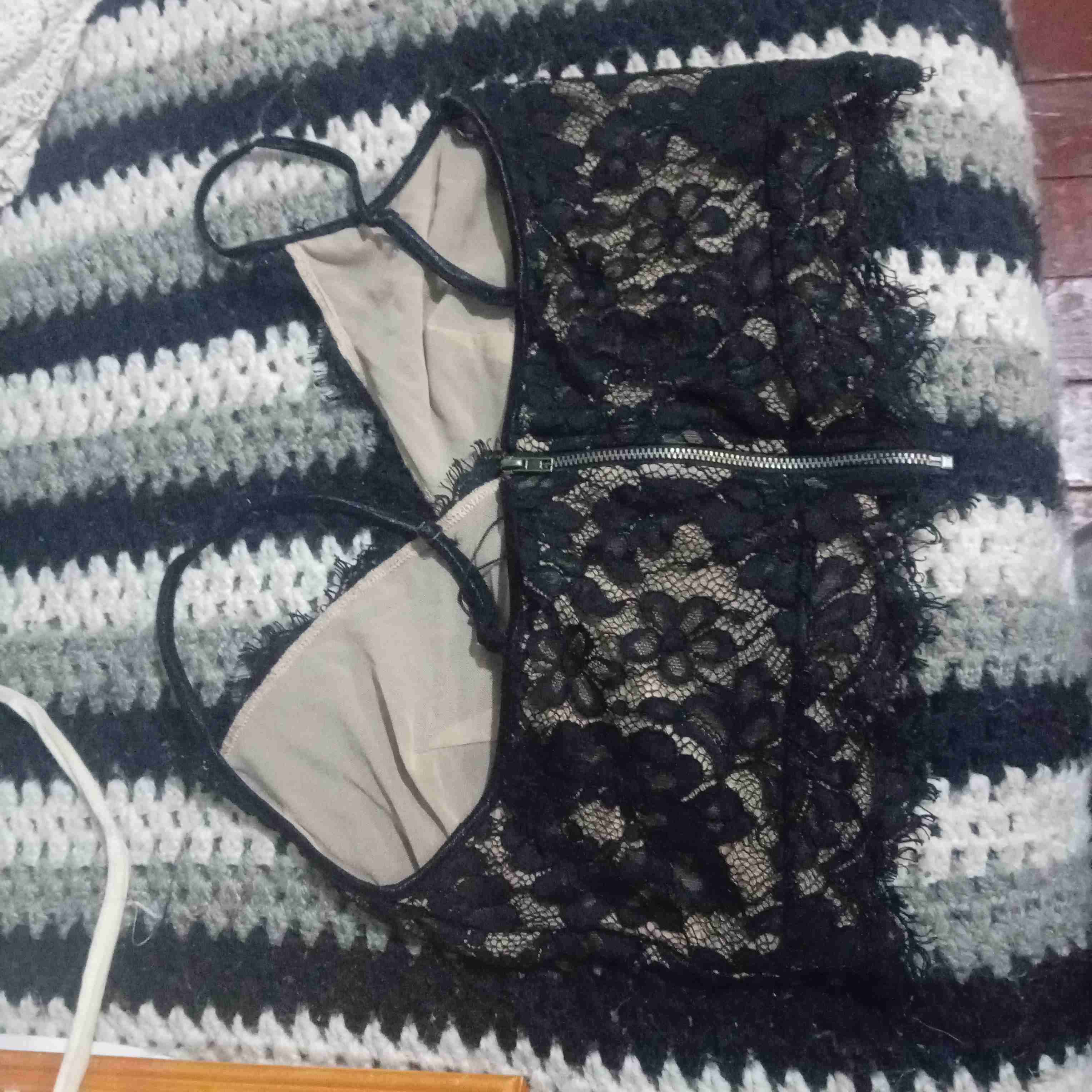 Enterito beige con encaje negro - miniatura 2