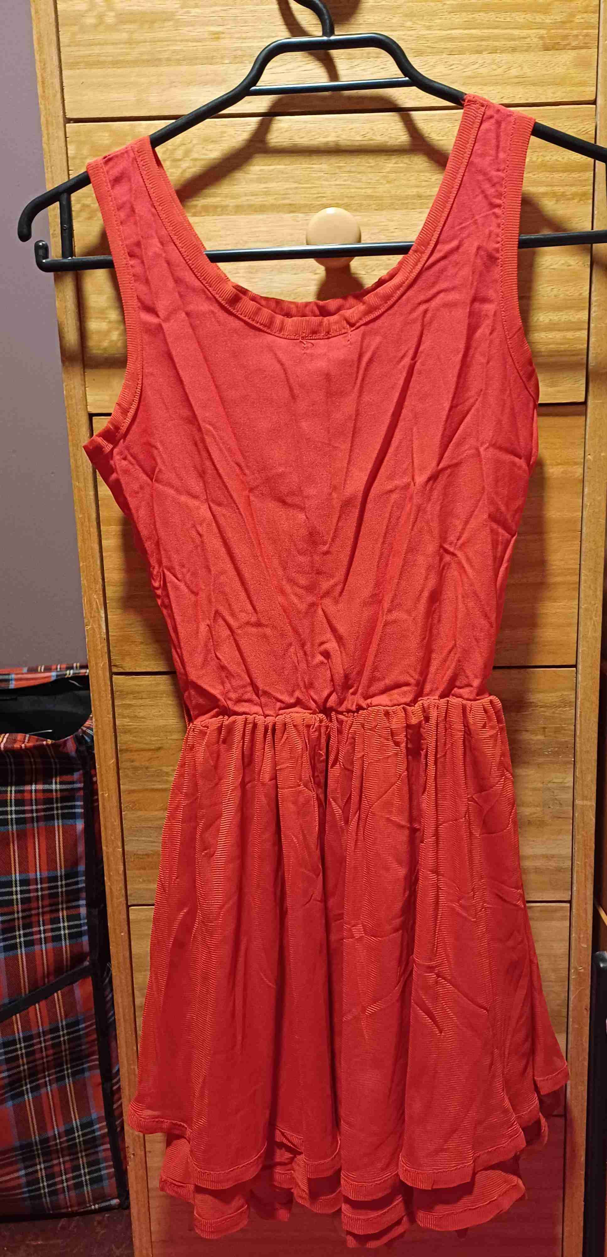 Vestido rojo sin mangas - miniatura 2