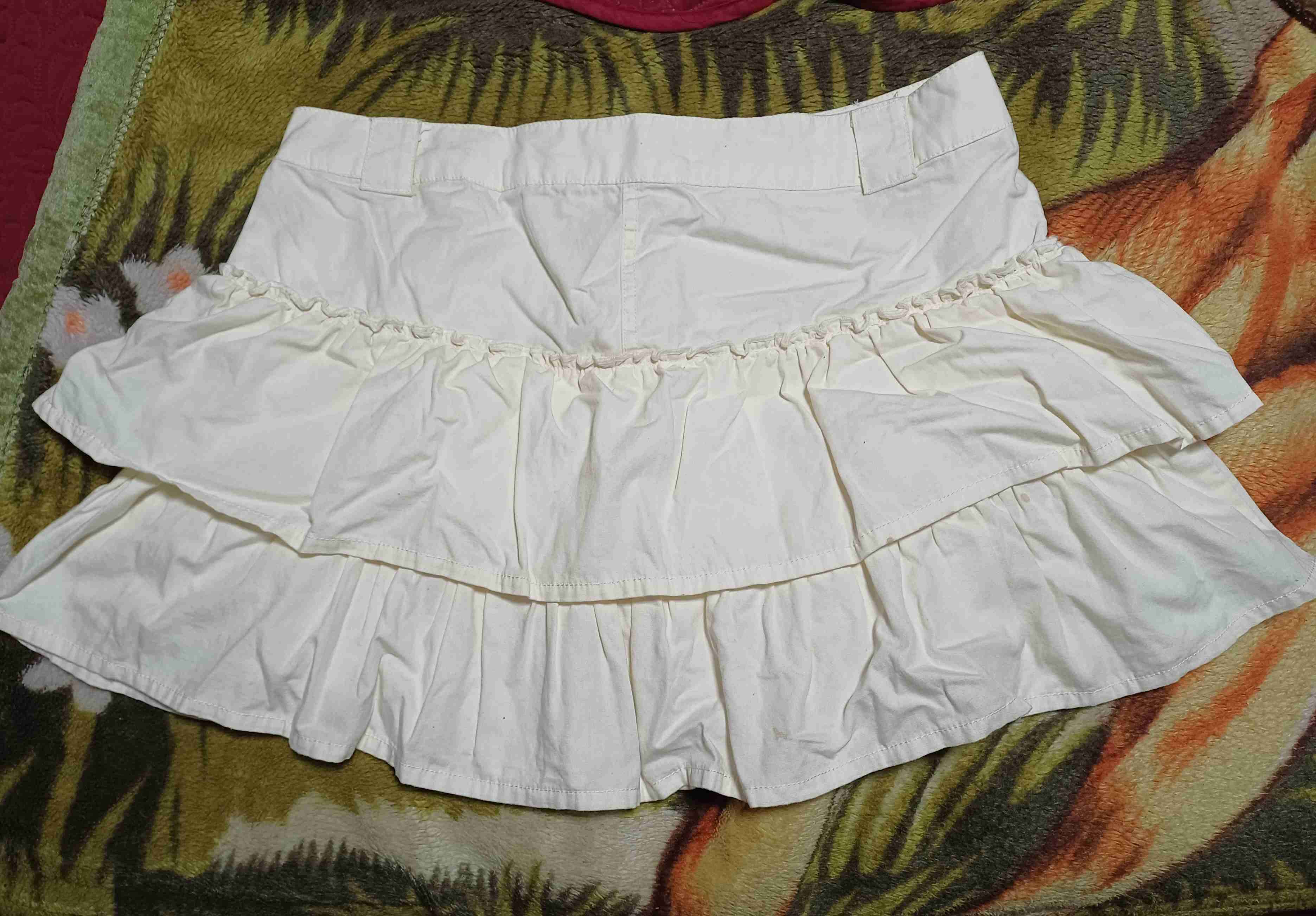 Falda corta blanca con volantes - miniatura 2