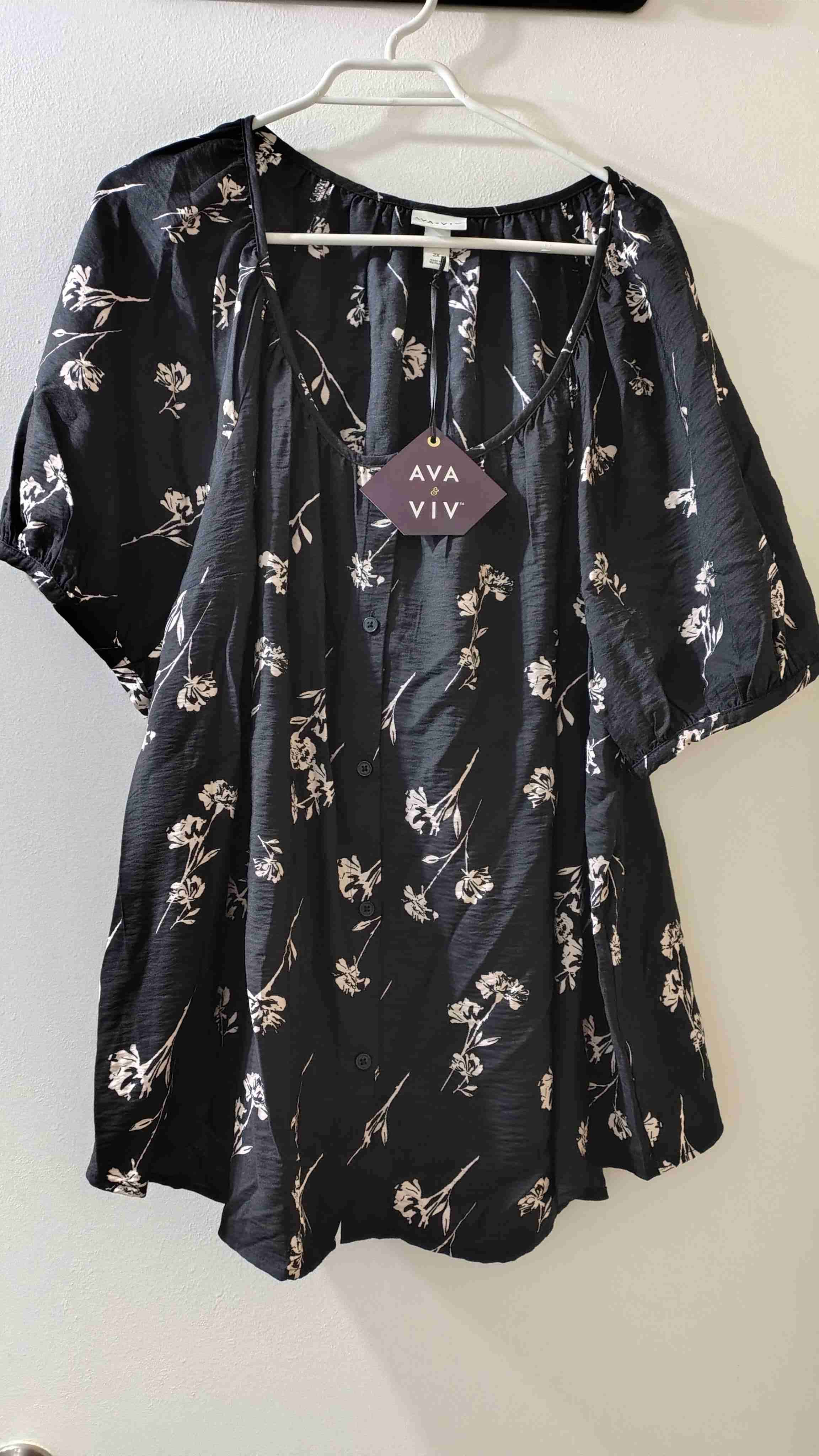 Blusa negra floral Ava & Viv