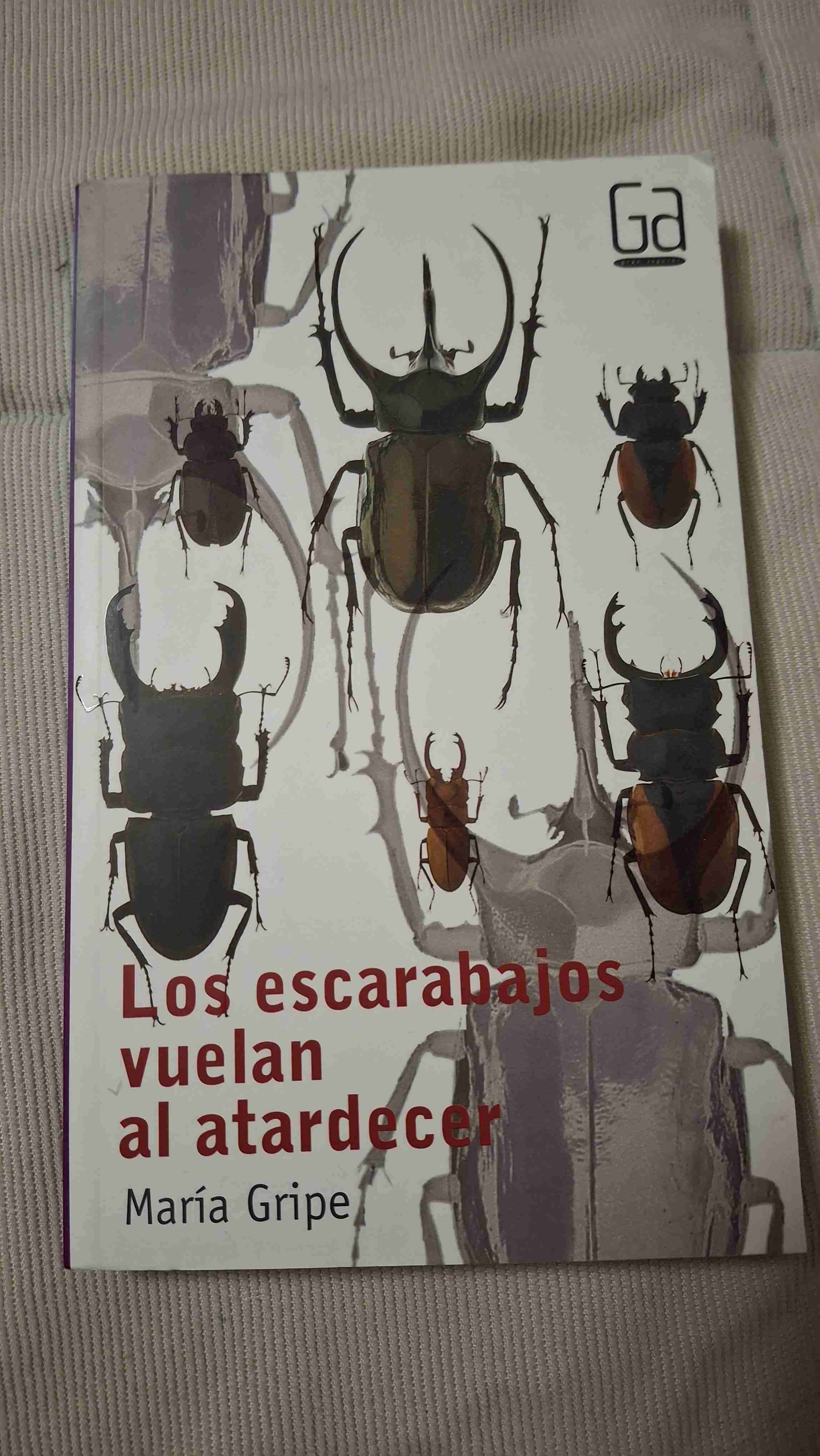 Libro 'Los escarabajos vuelan al atardecer' - miniatura 1