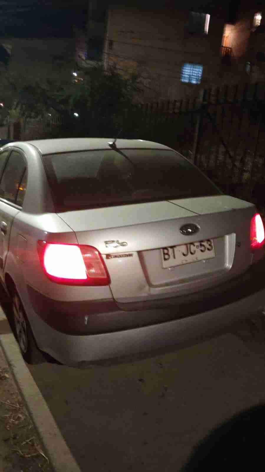 Auto sedán gris kia rio 2009 - miniatura 1