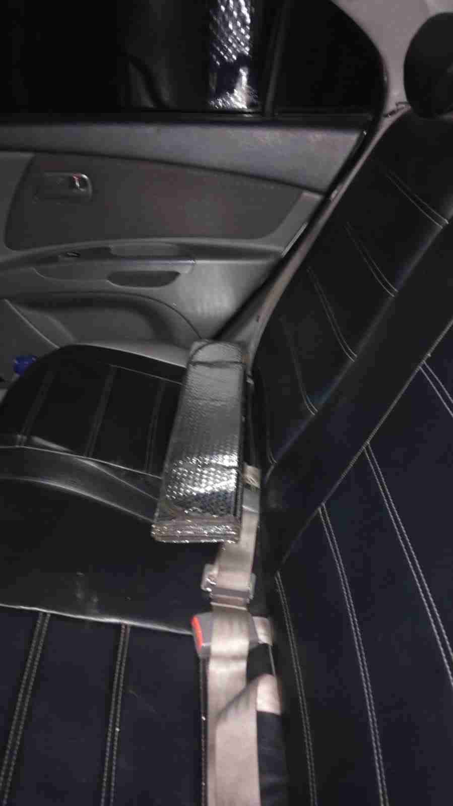 Auto sedán gris kia rio 2009 - miniatura 2