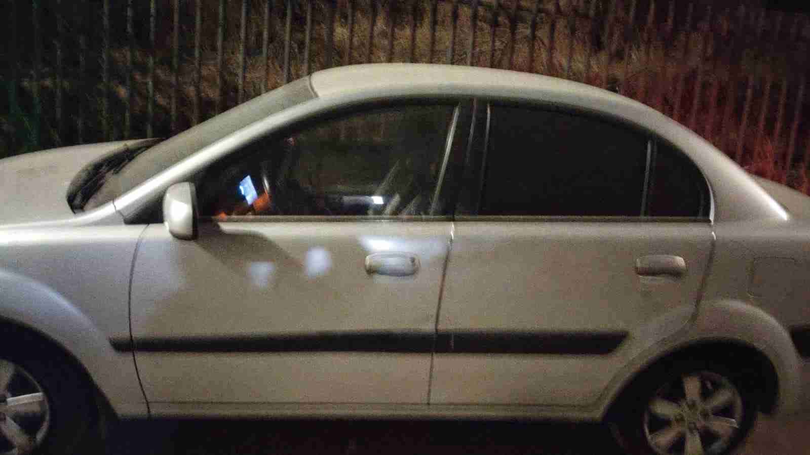 Auto sedán gris kia rio 2009 - miniatura 3