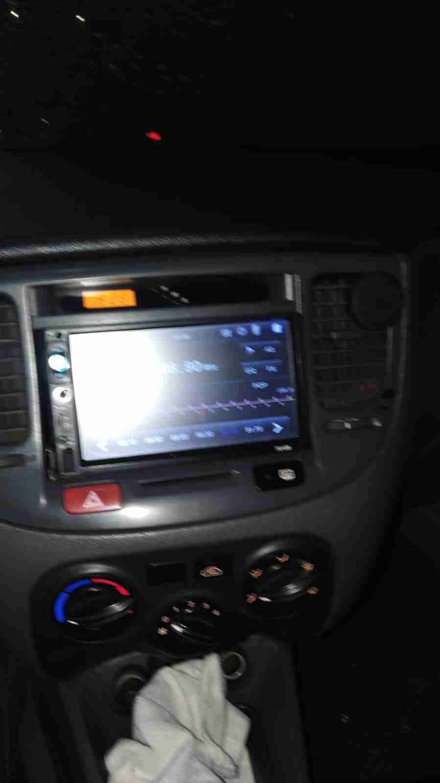 Auto sedán gris kia rio 2009 - miniatura 4