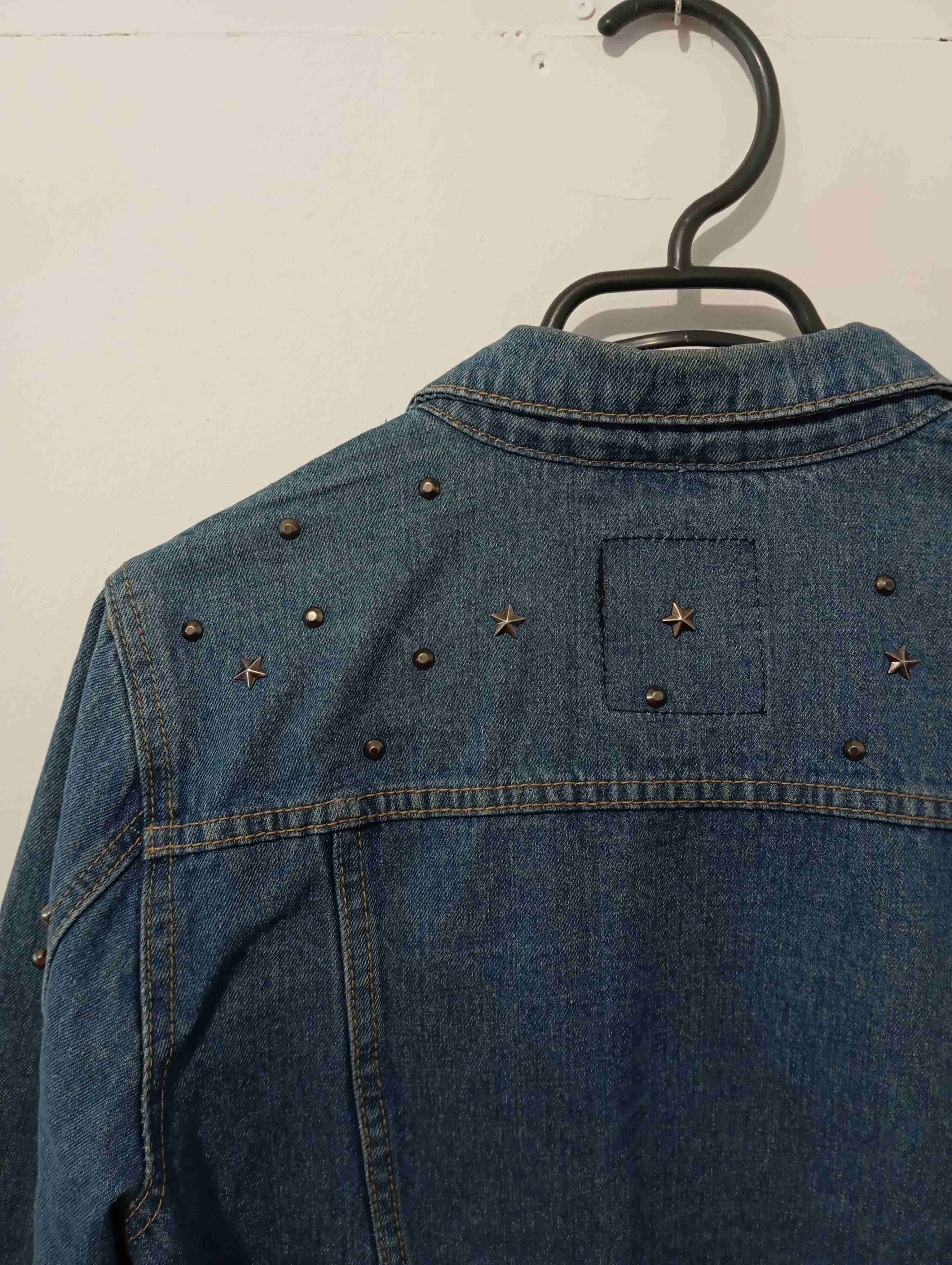 Chaqueta de mezclilla con tachas - miniatura 4