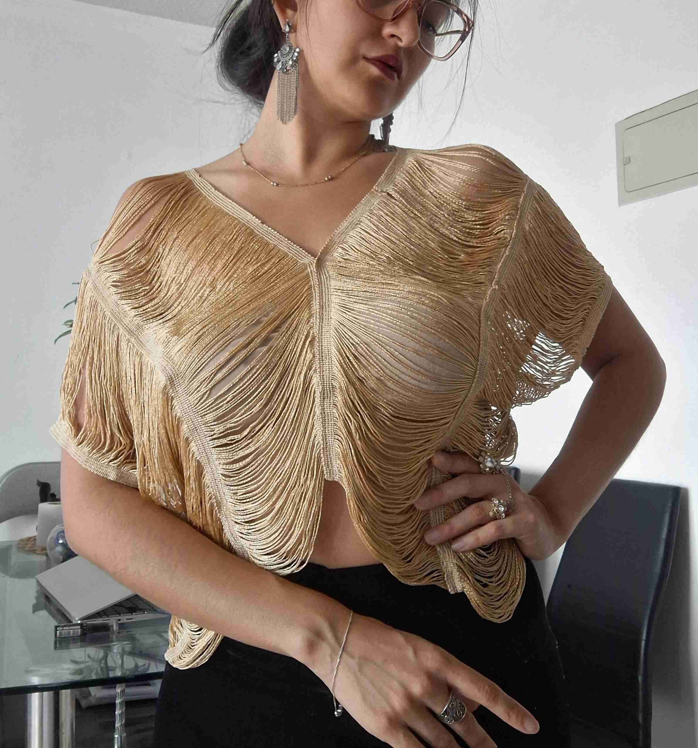 Blusa dorada con flecos