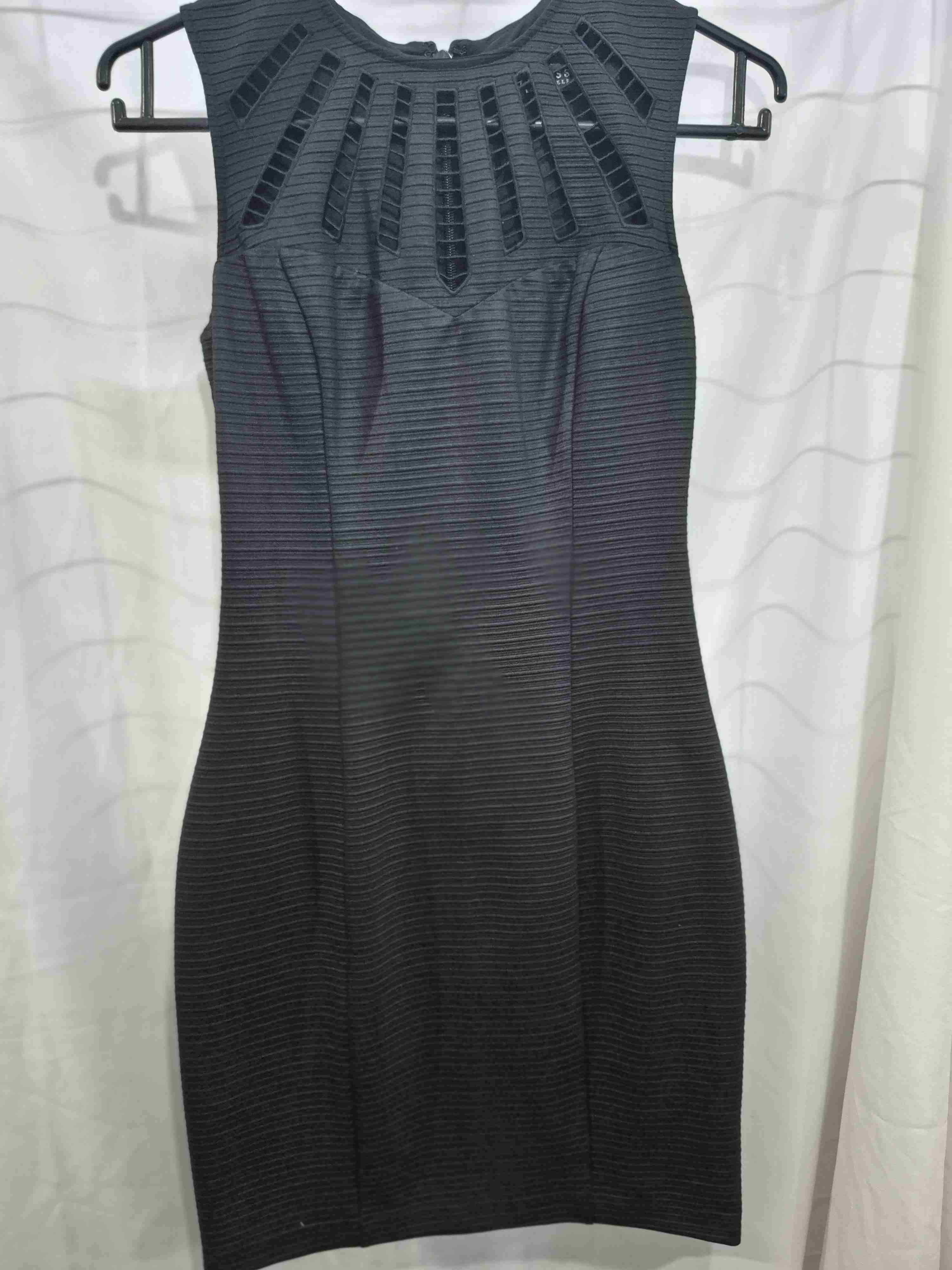 Vestido ajustado negro elegante - miniatura 1