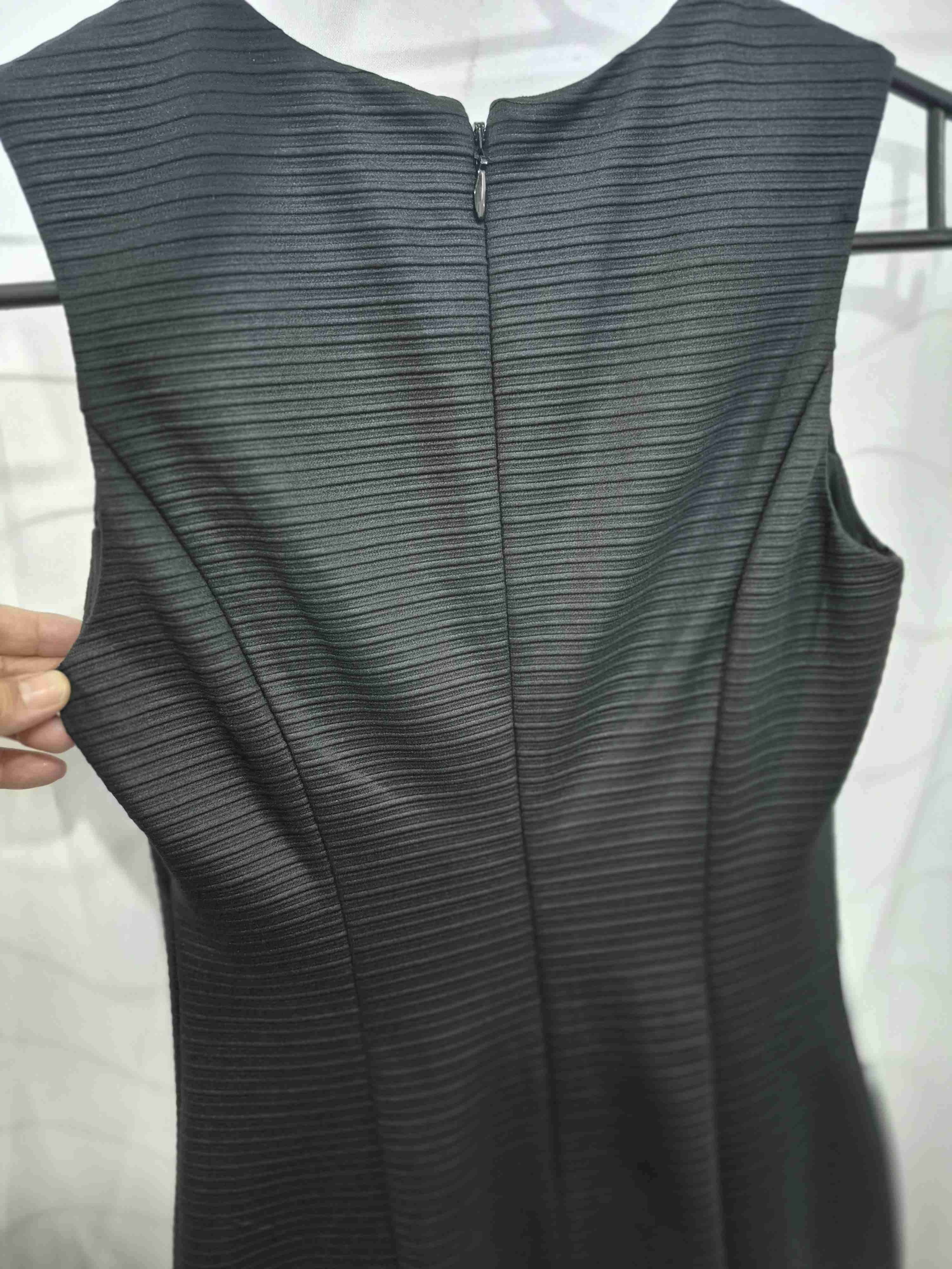 Vestido ajustado negro elegante - miniatura 3