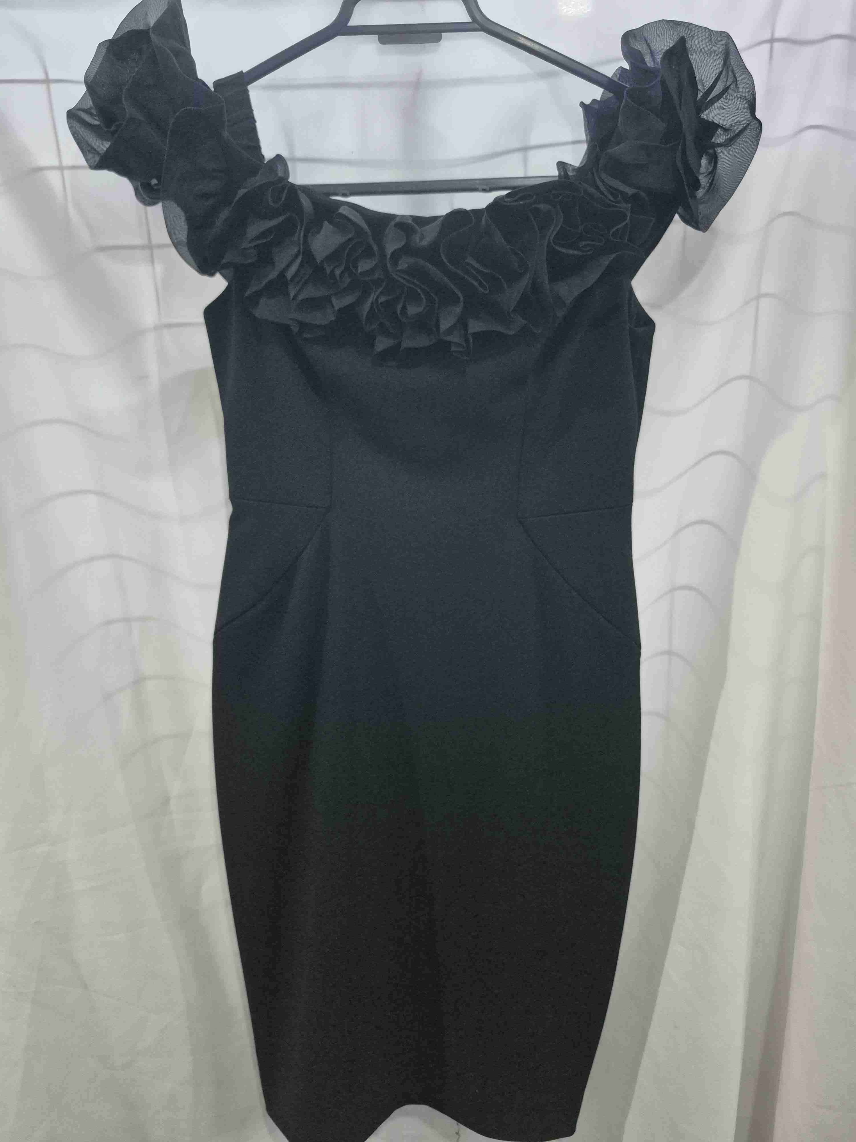 Vestido negro con volantes - miniatura 1