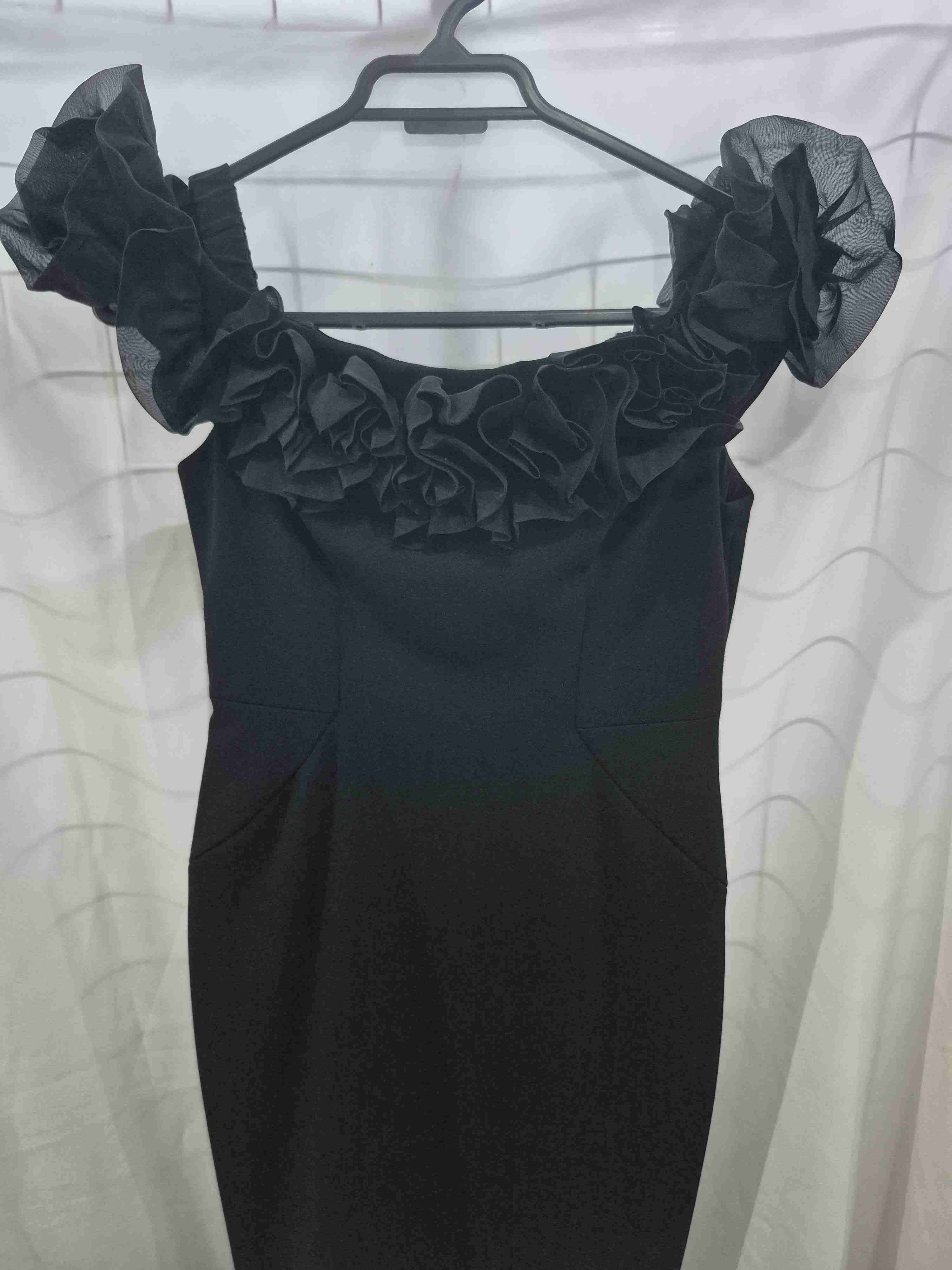 Vestido negro con volantes - miniatura 2