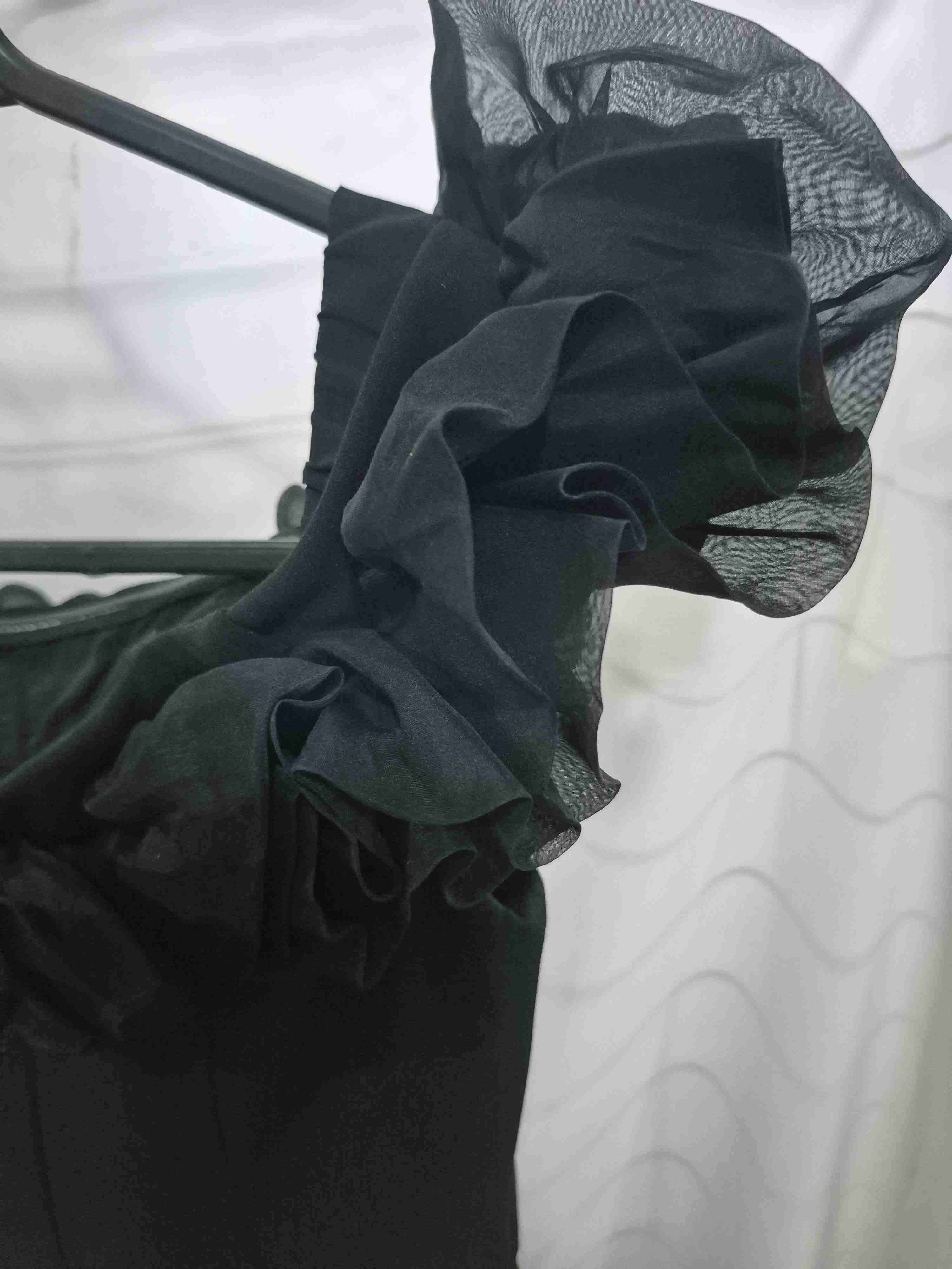 Vestido negro con volantes - miniatura 3