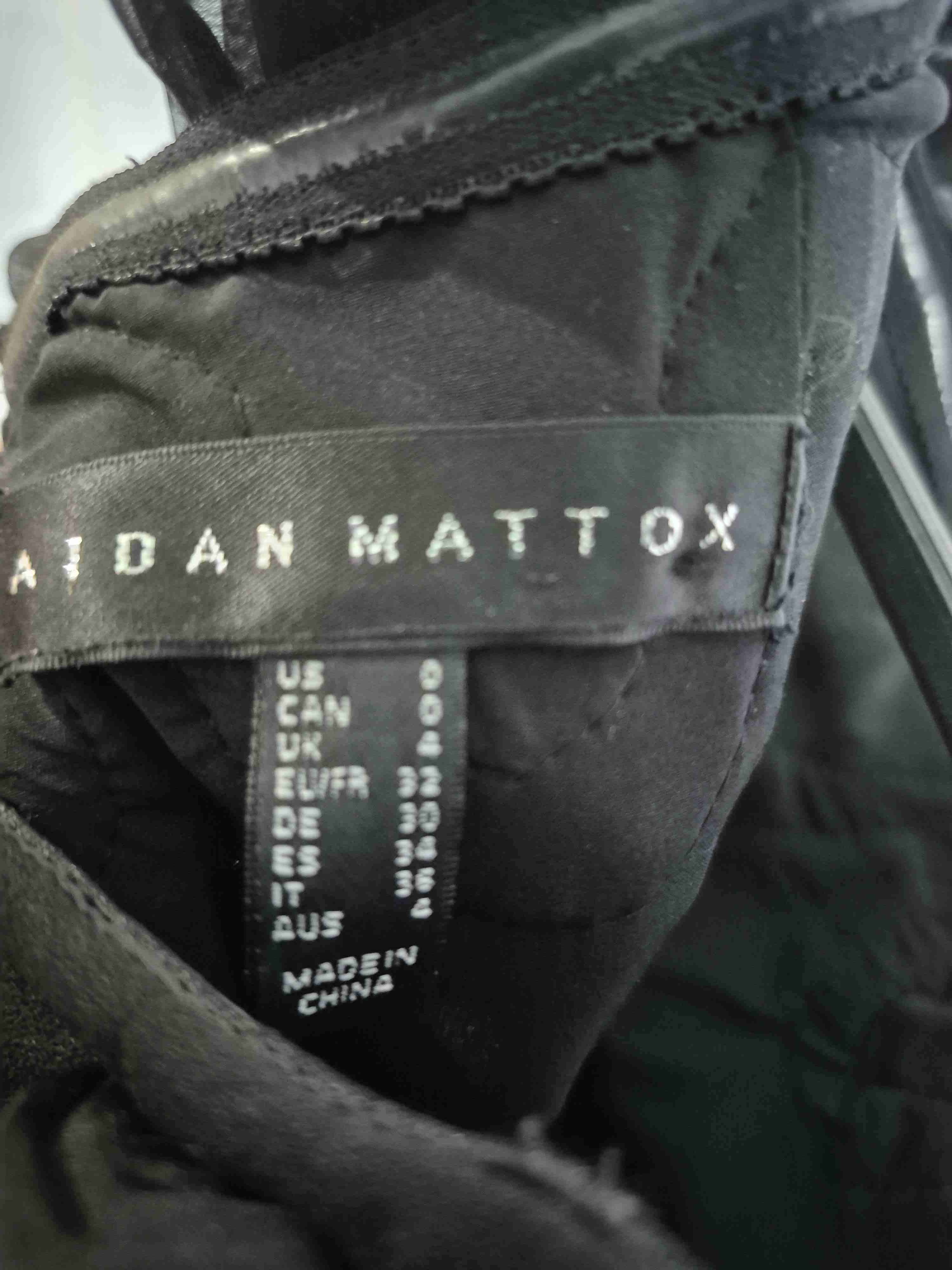 Vestido negro con volantes - miniatura 4