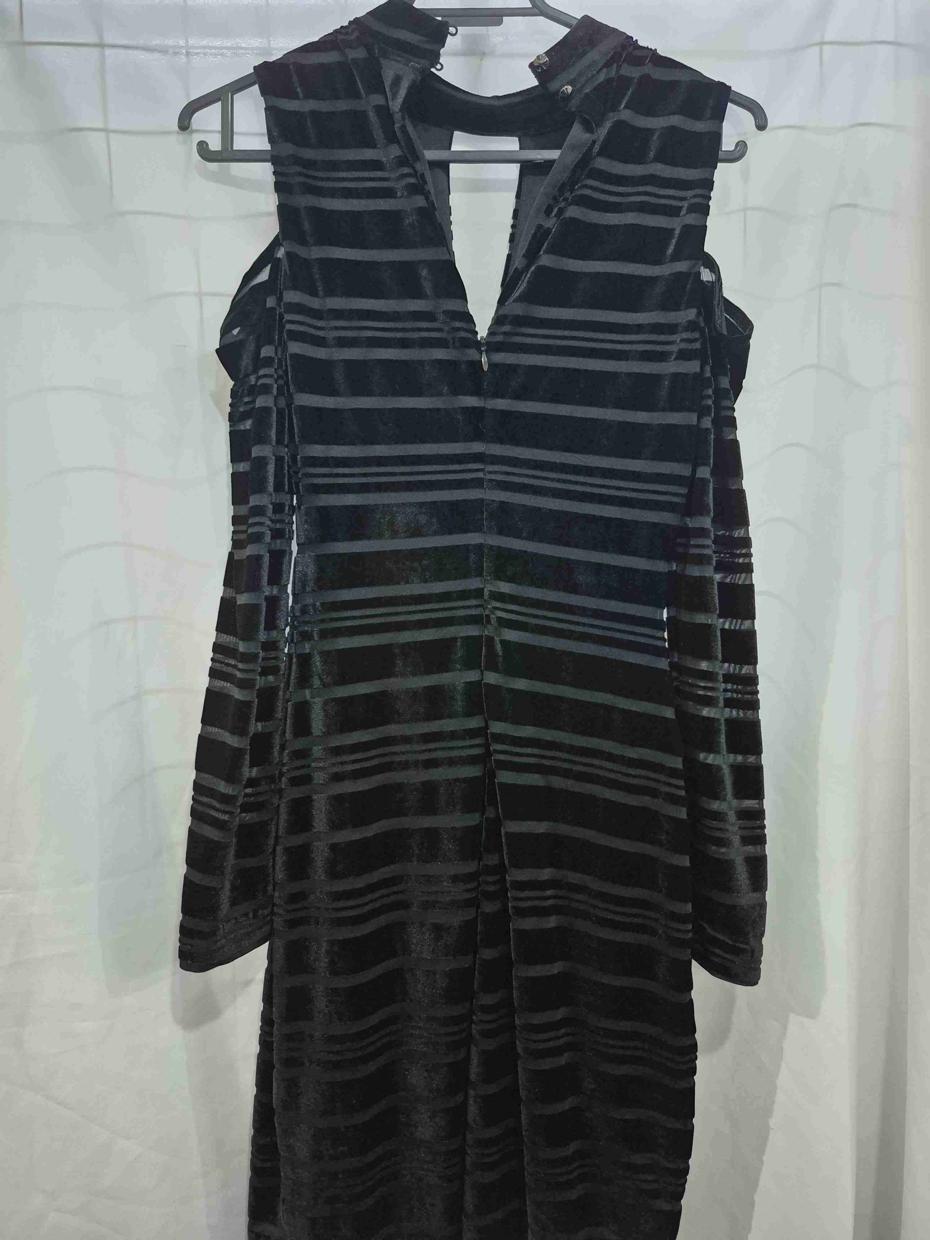 Vestido negro con rayas - miniatura 2