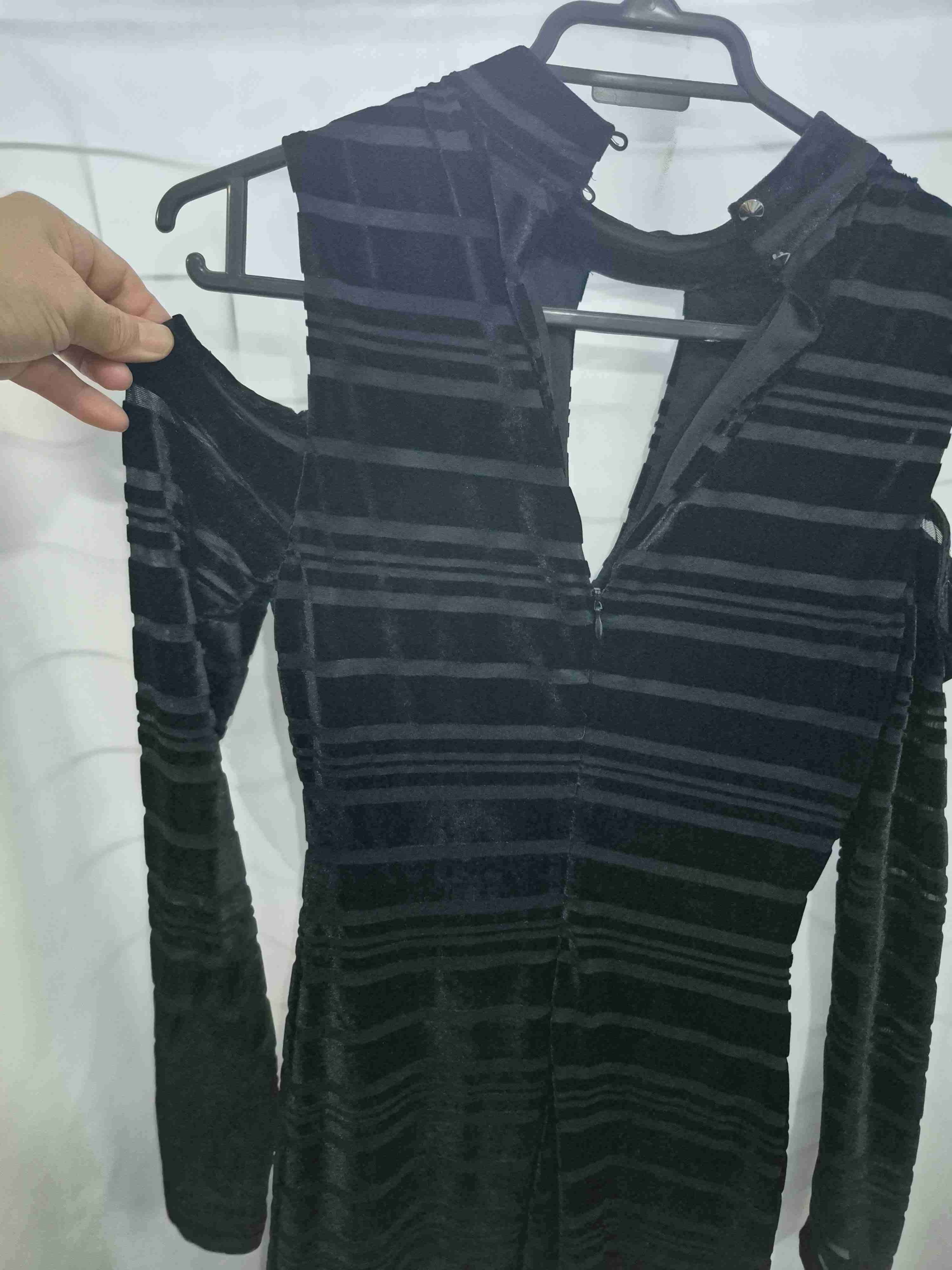 Vestido negro con rayas - miniatura 3