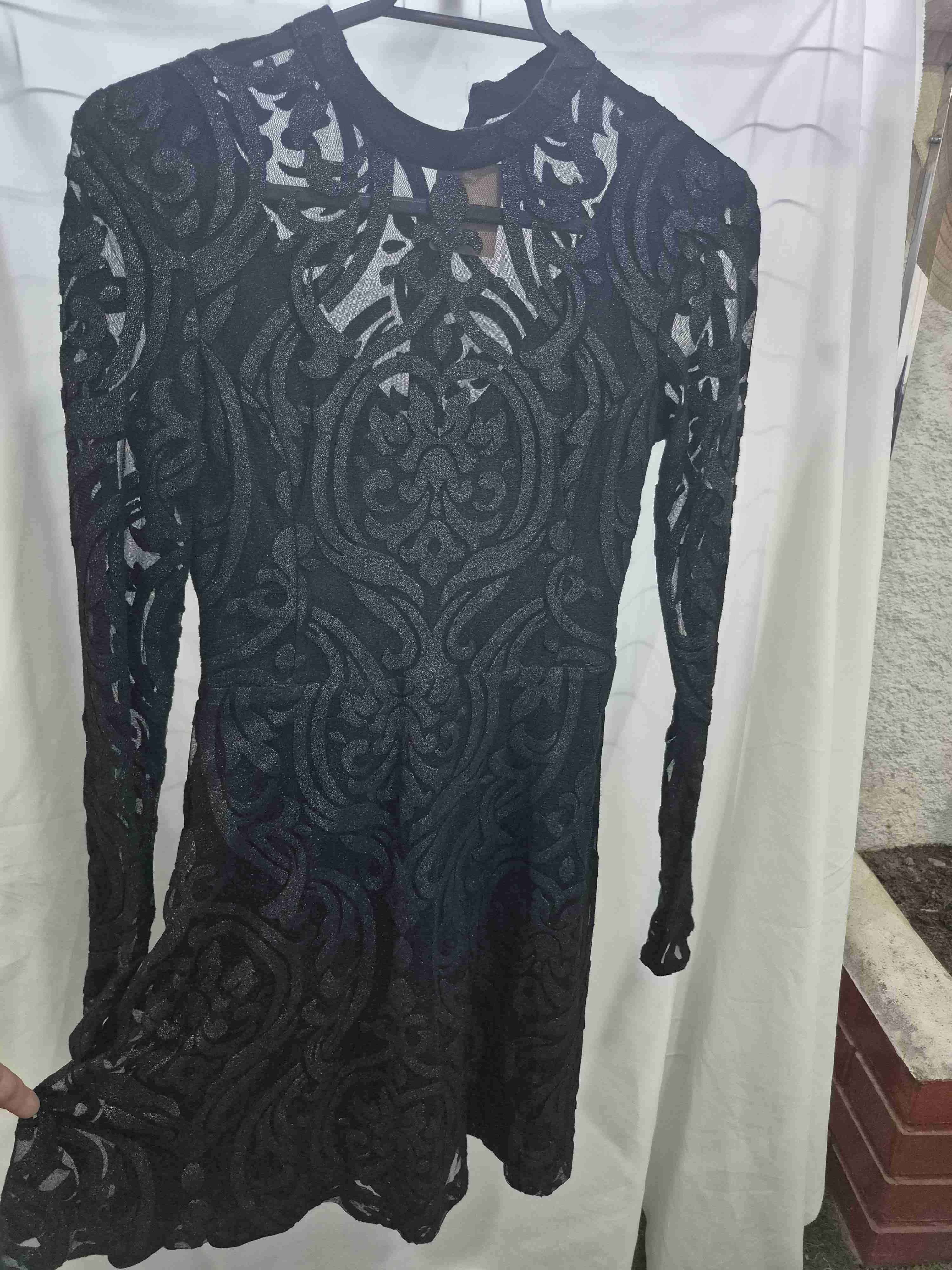 Vestido negro de encaje - miniatura 1