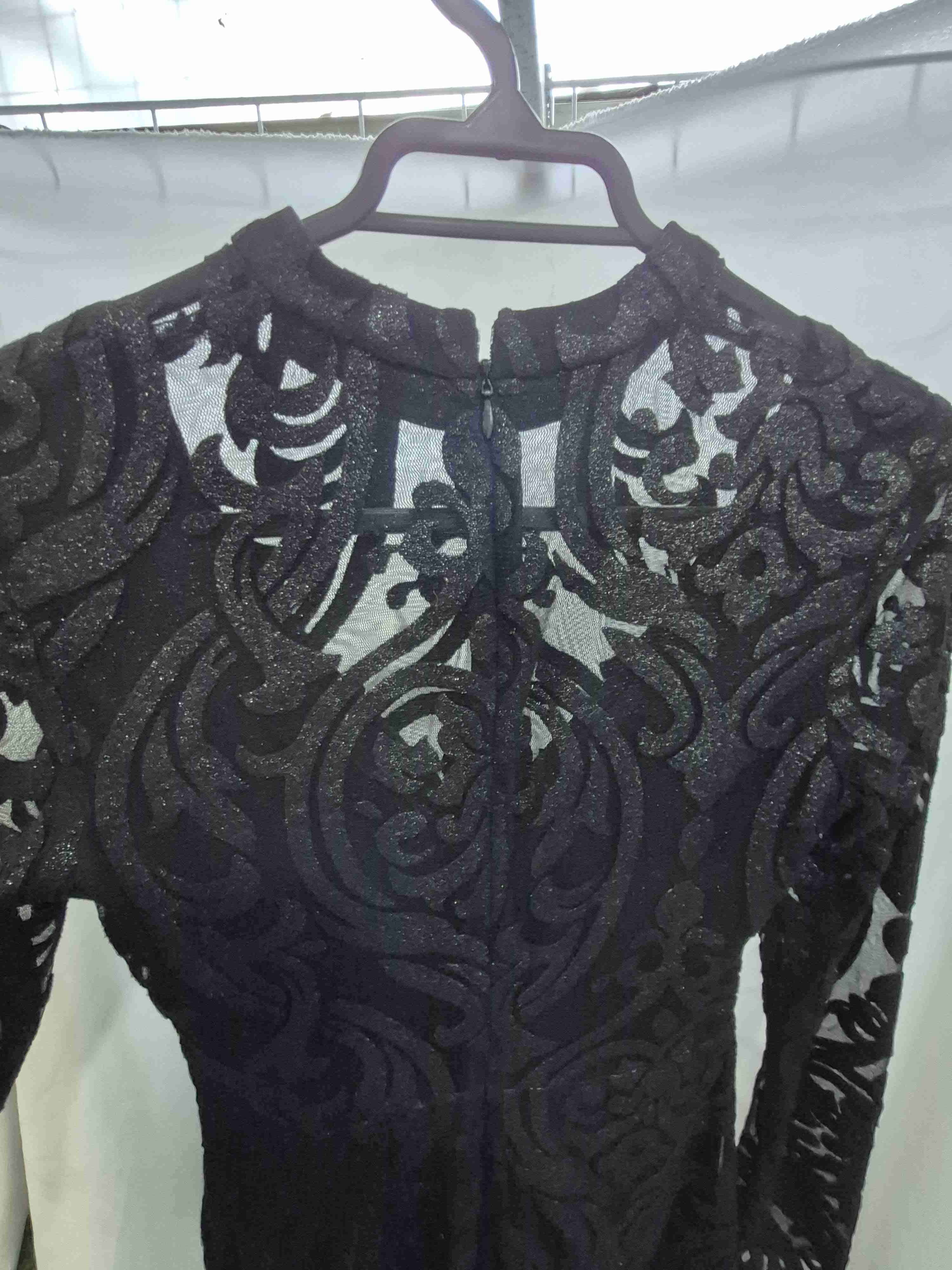 Vestido negro de encaje - miniatura 2