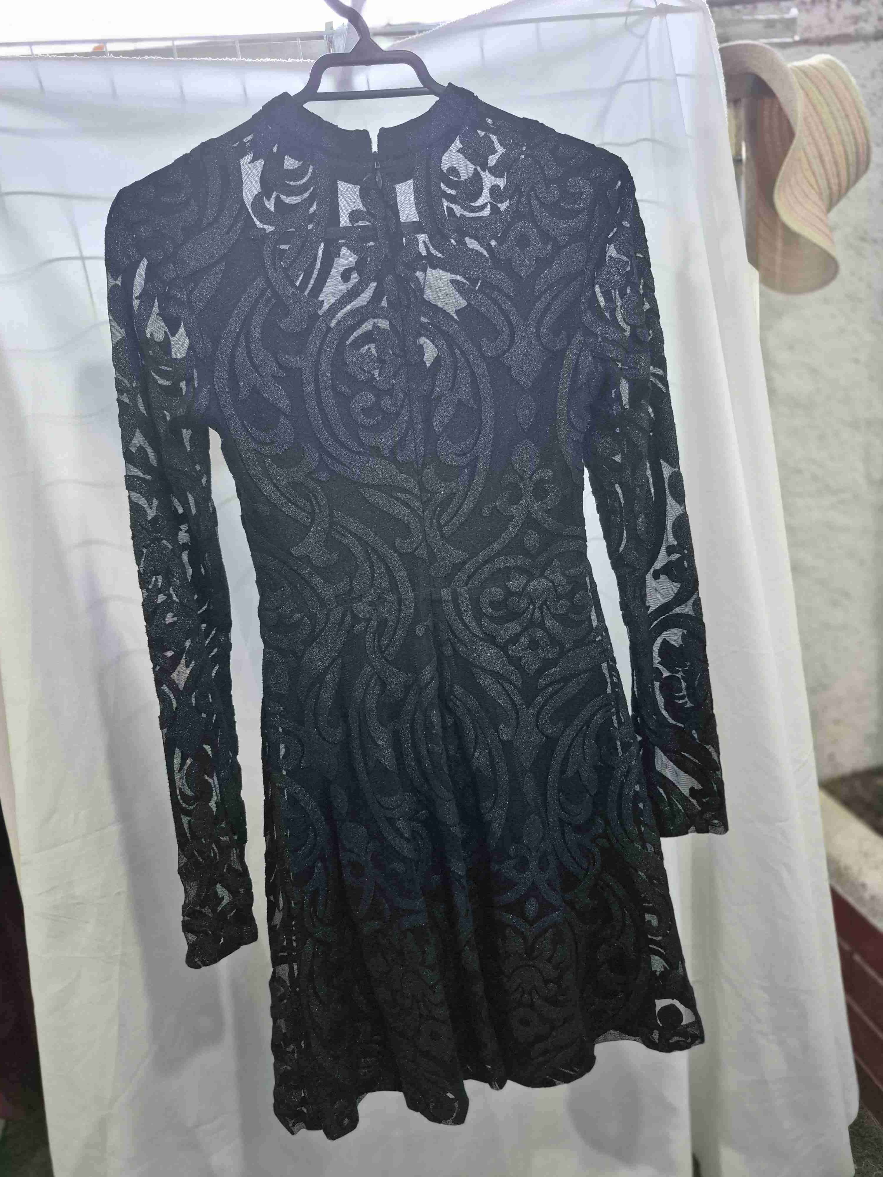 Vestido negro de encaje - miniatura 3