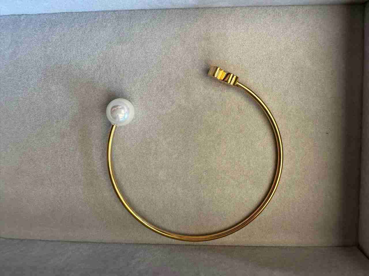 Brazalete dorado con perla - miniatura 1