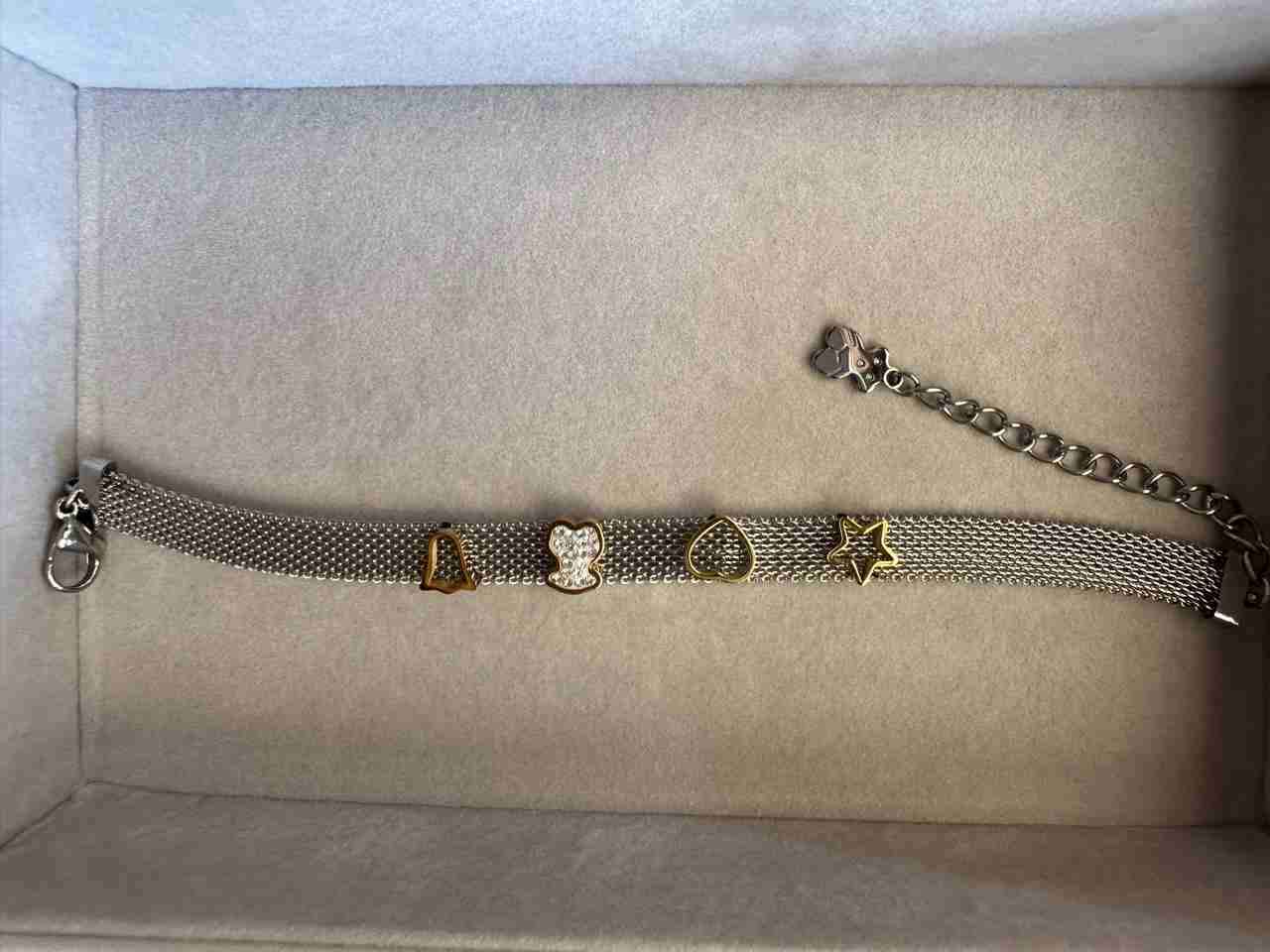 Pulsera de malla con dijes