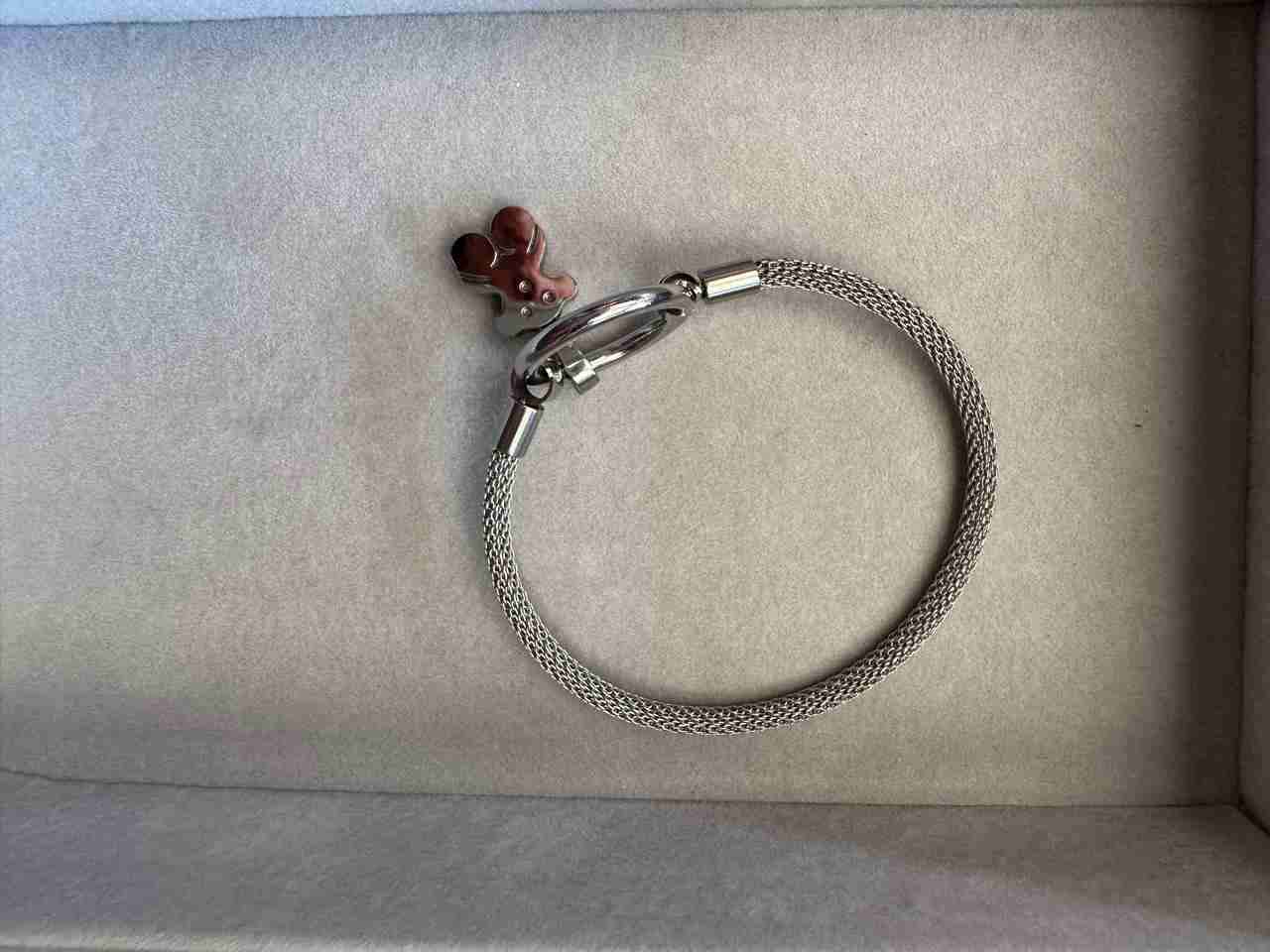 Pulsera de metal con dije