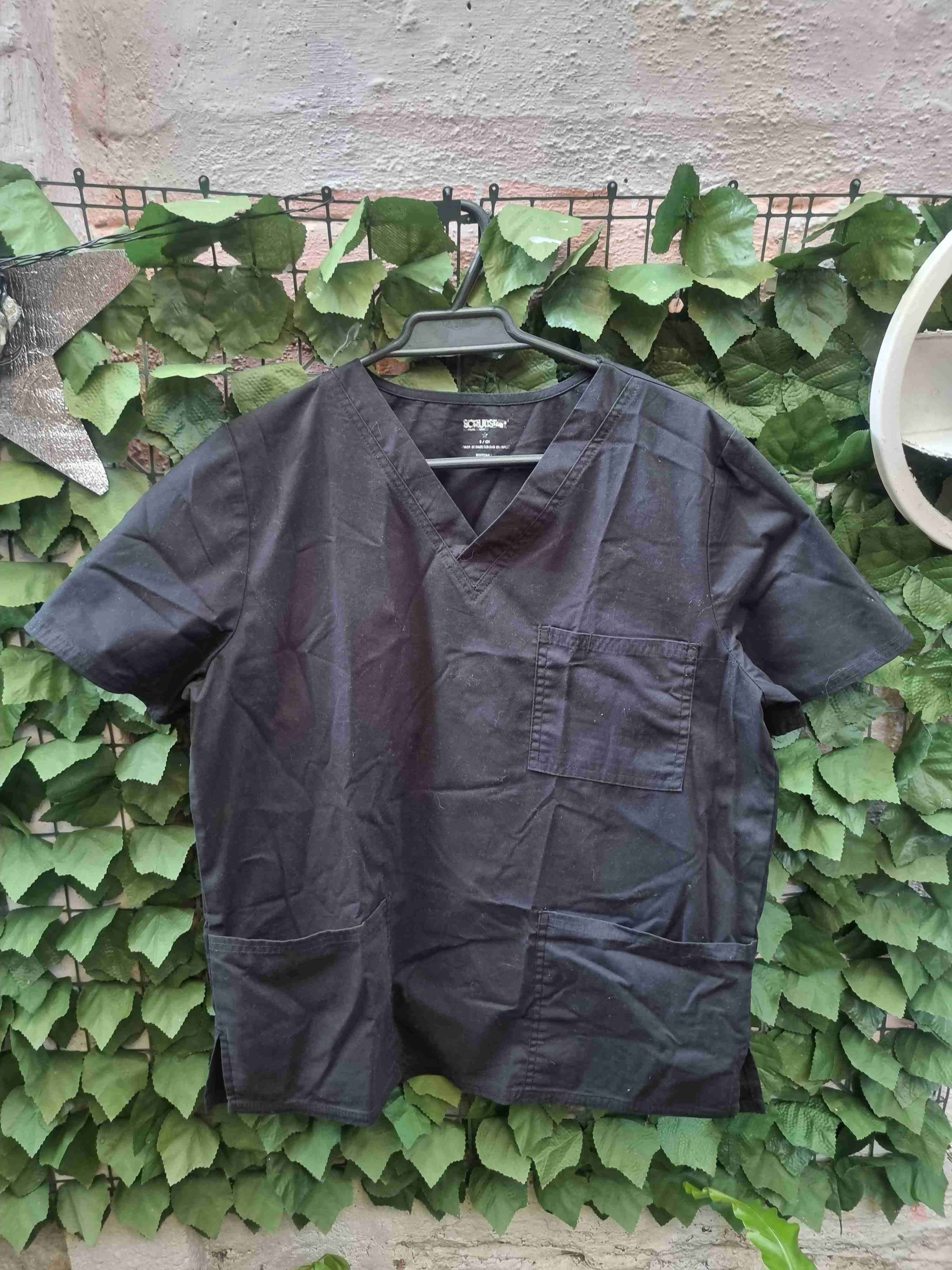 Polera negra de trabajo Scrubs - miniatura 3