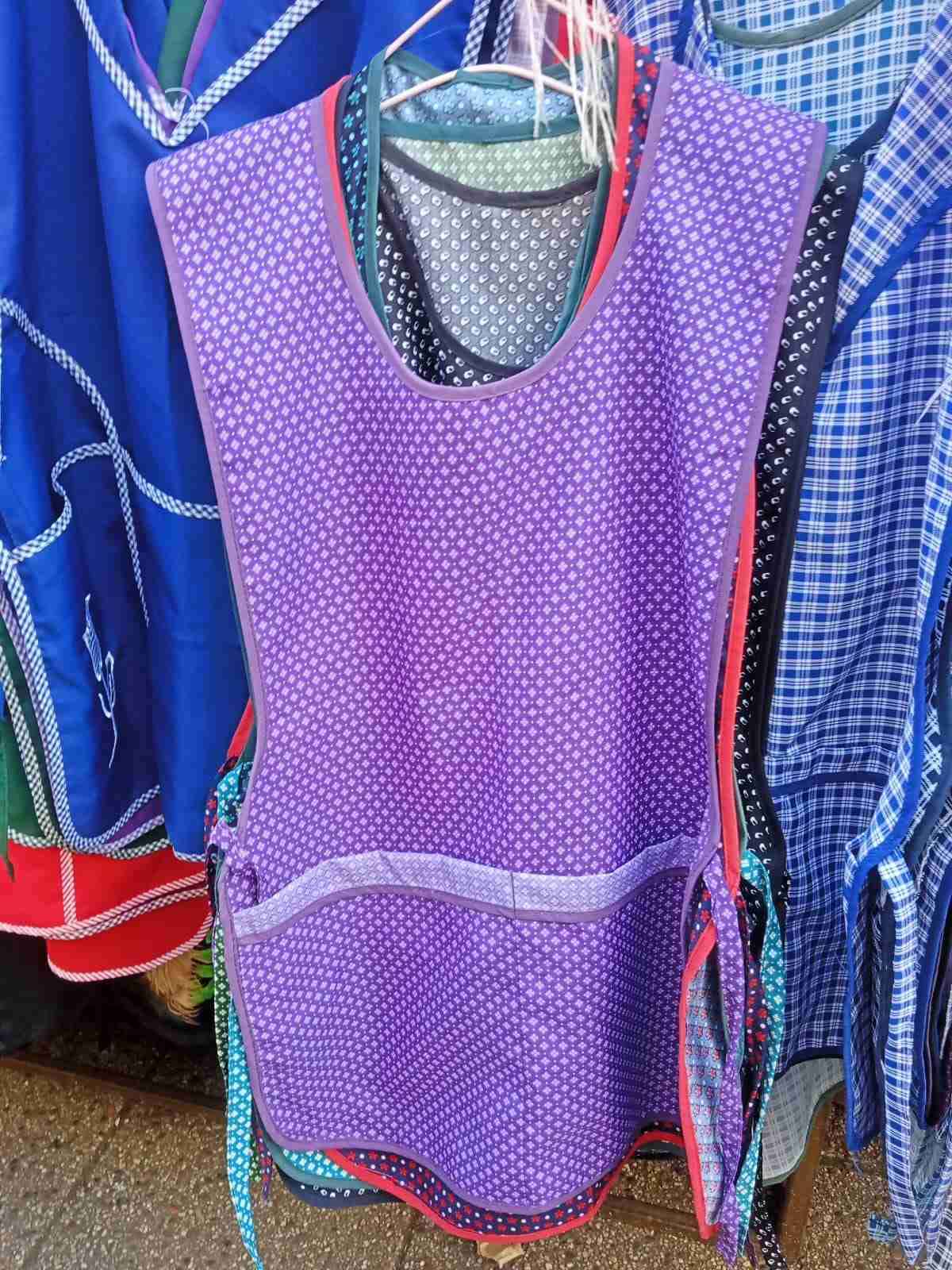 Delantal morado con patrón floral - miniatura 1