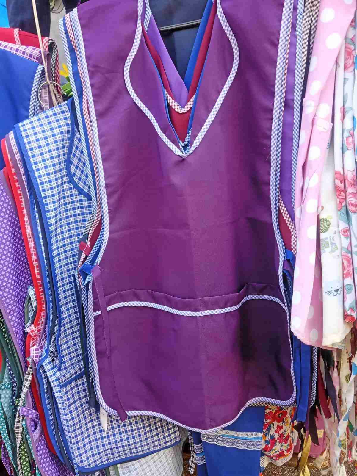 Delantal morado con patrón floral - miniatura 2