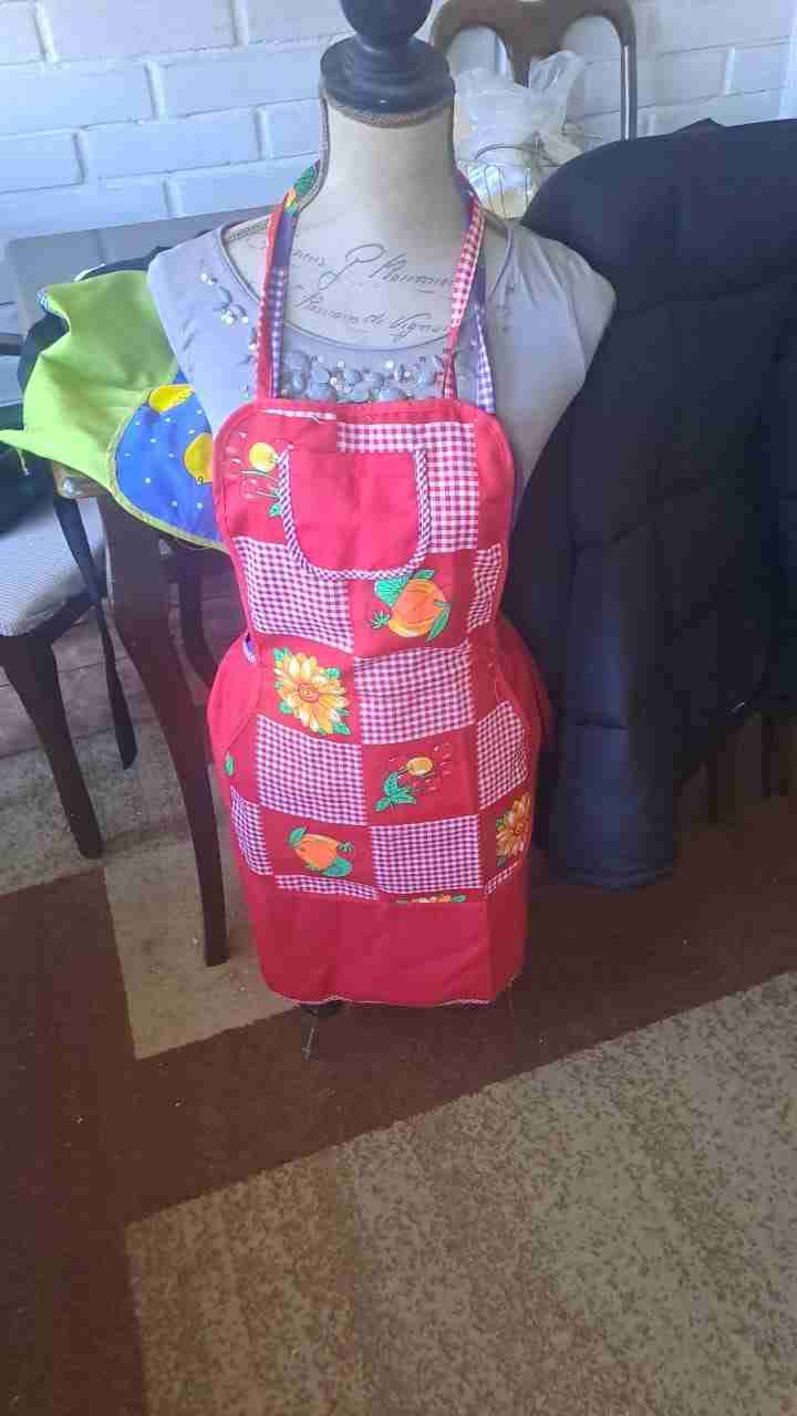 Delantal morado con patrón floral - miniatura 3