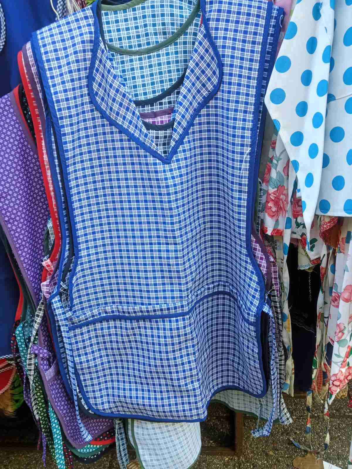 Delantal morado con patrón floral - miniatura 4