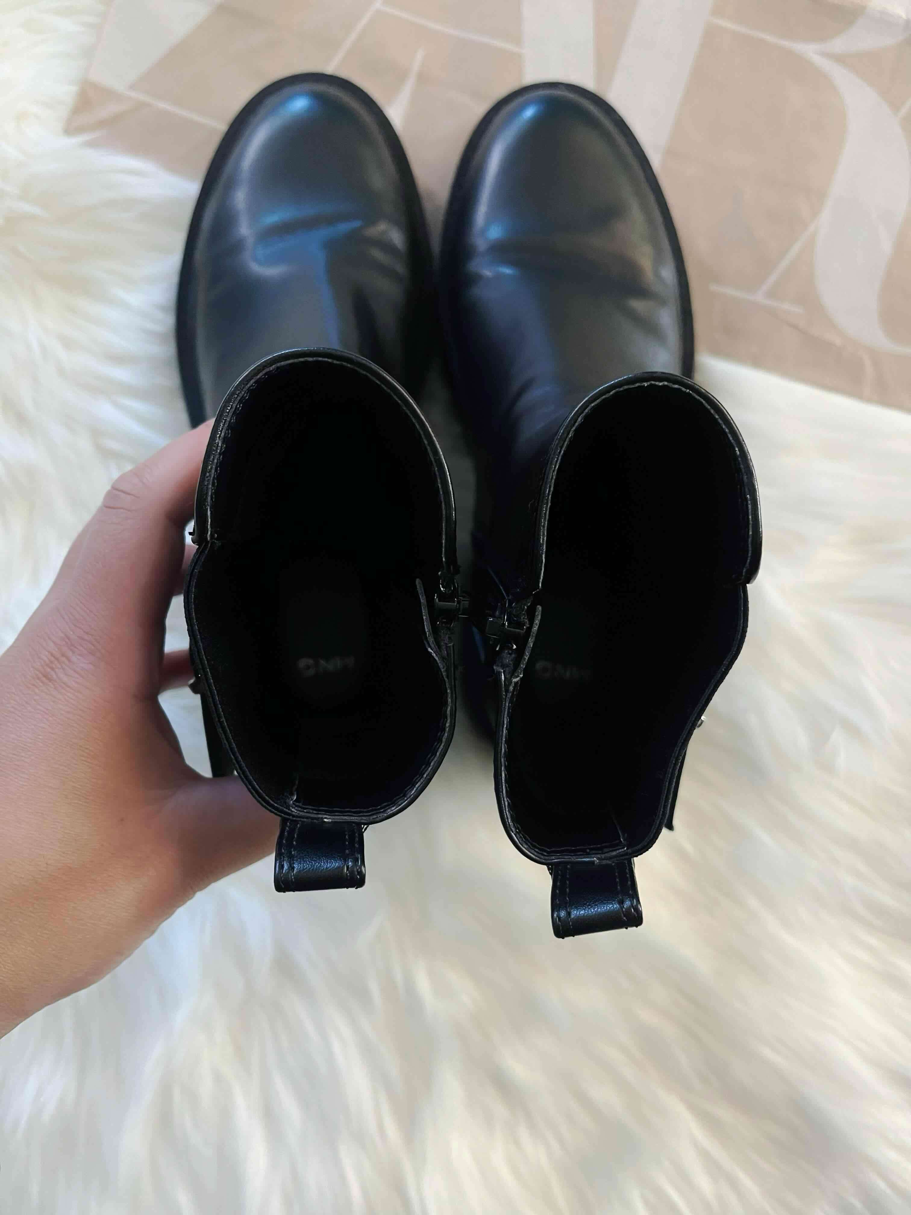 Botines negros con hebilla MANGO talla 37 - miniatura 3