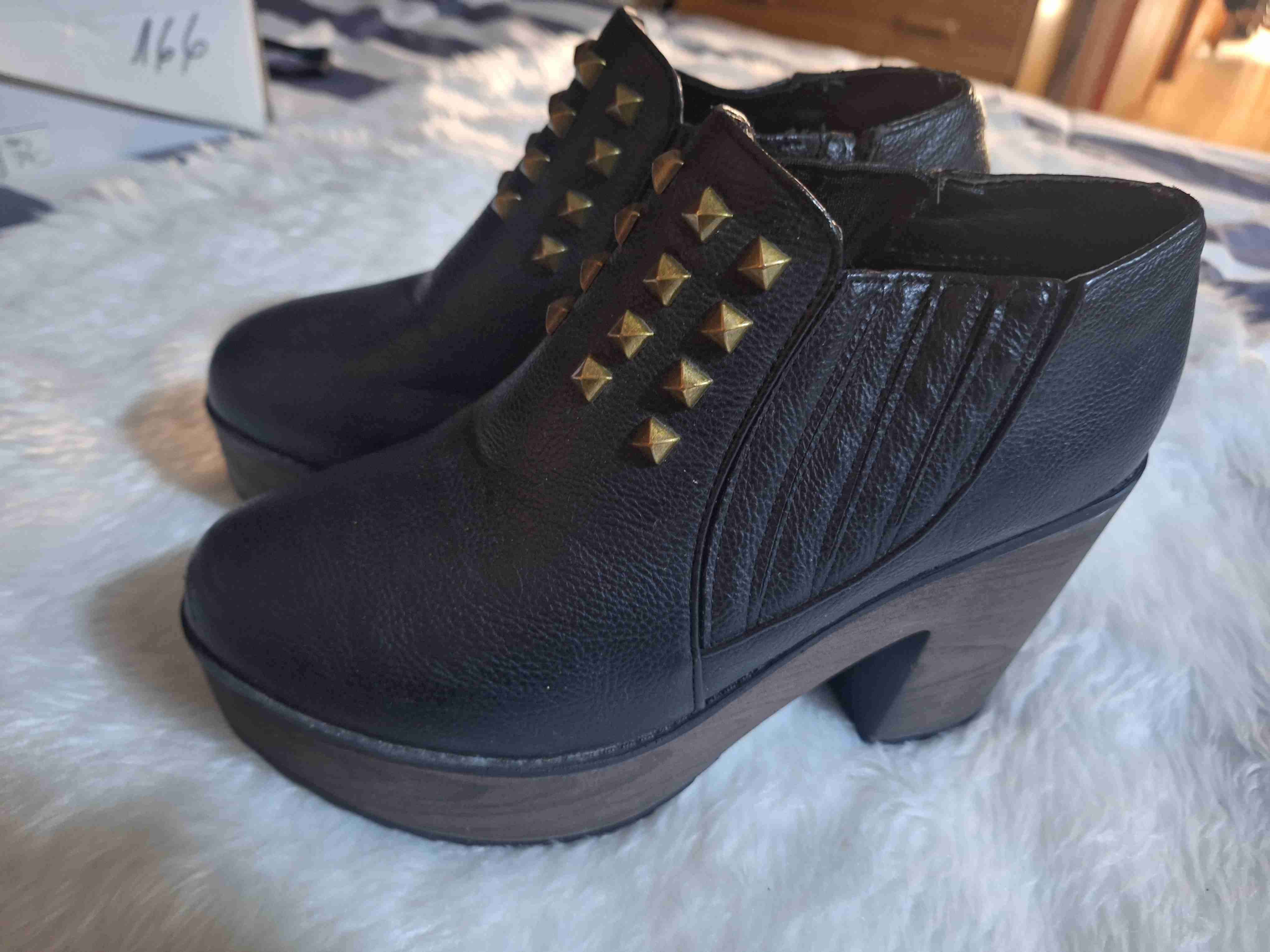 Botines negros con tachas solo un uso - miniatura 2