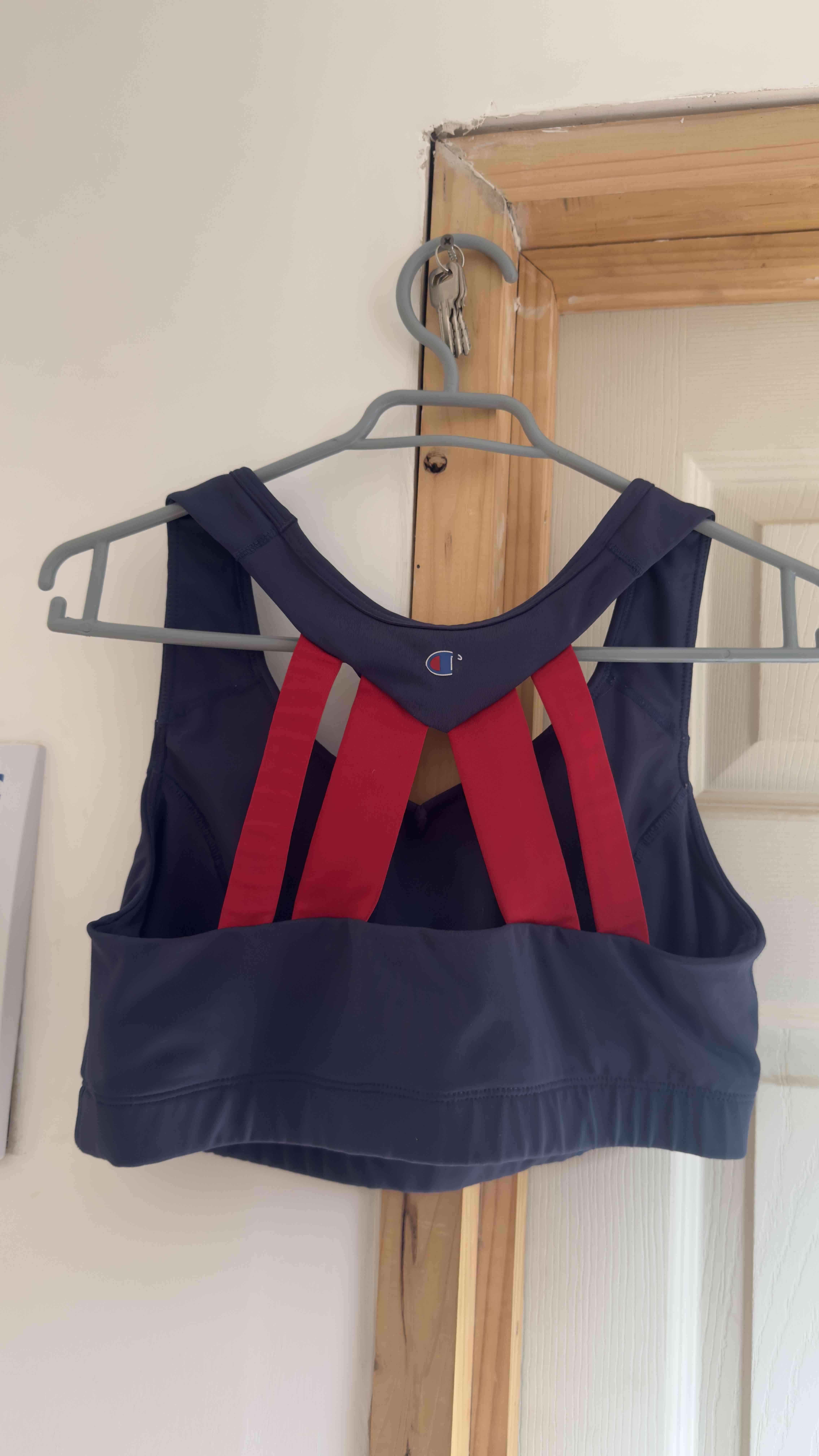 Top deportivo azul y rojo - miniatura 1