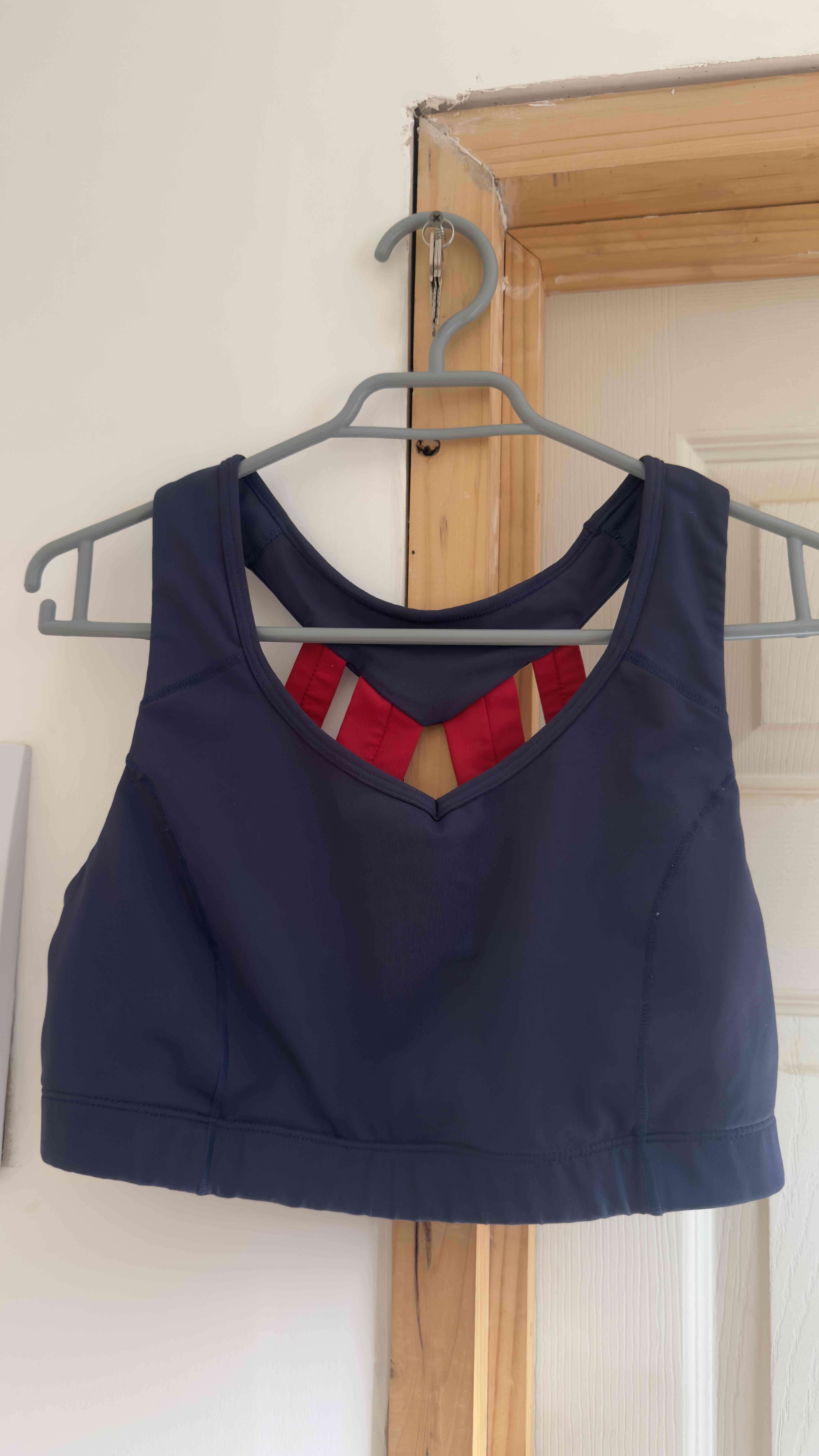 Top deportivo azul y rojo - miniatura 2