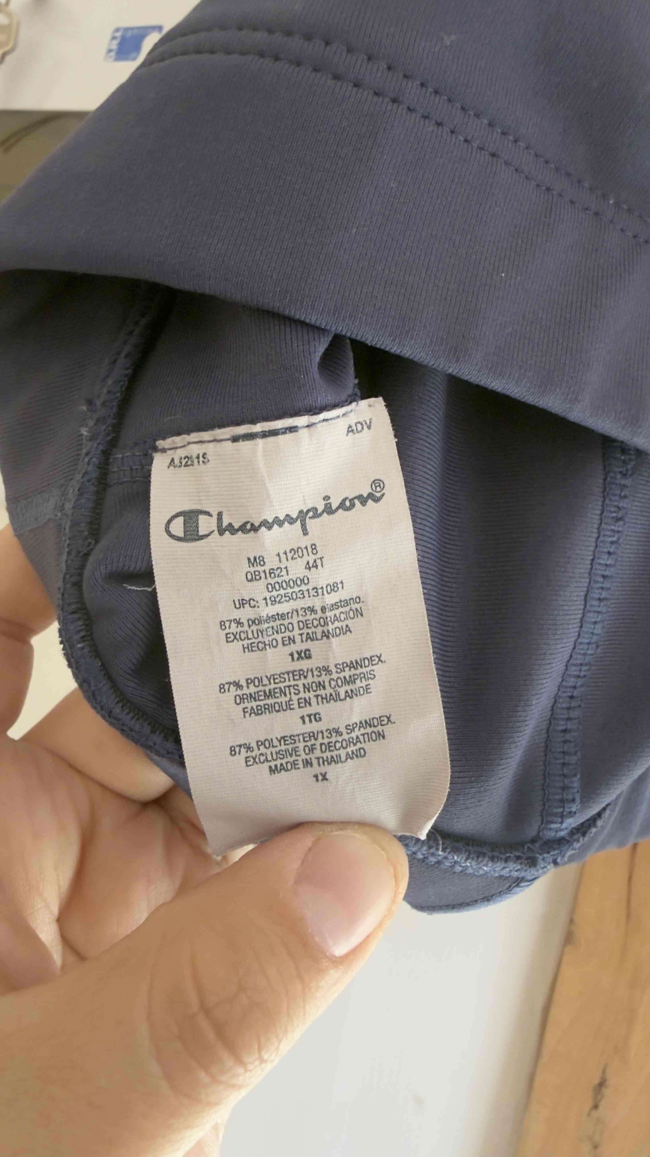 Top deportivo azul y rojo - miniatura 3