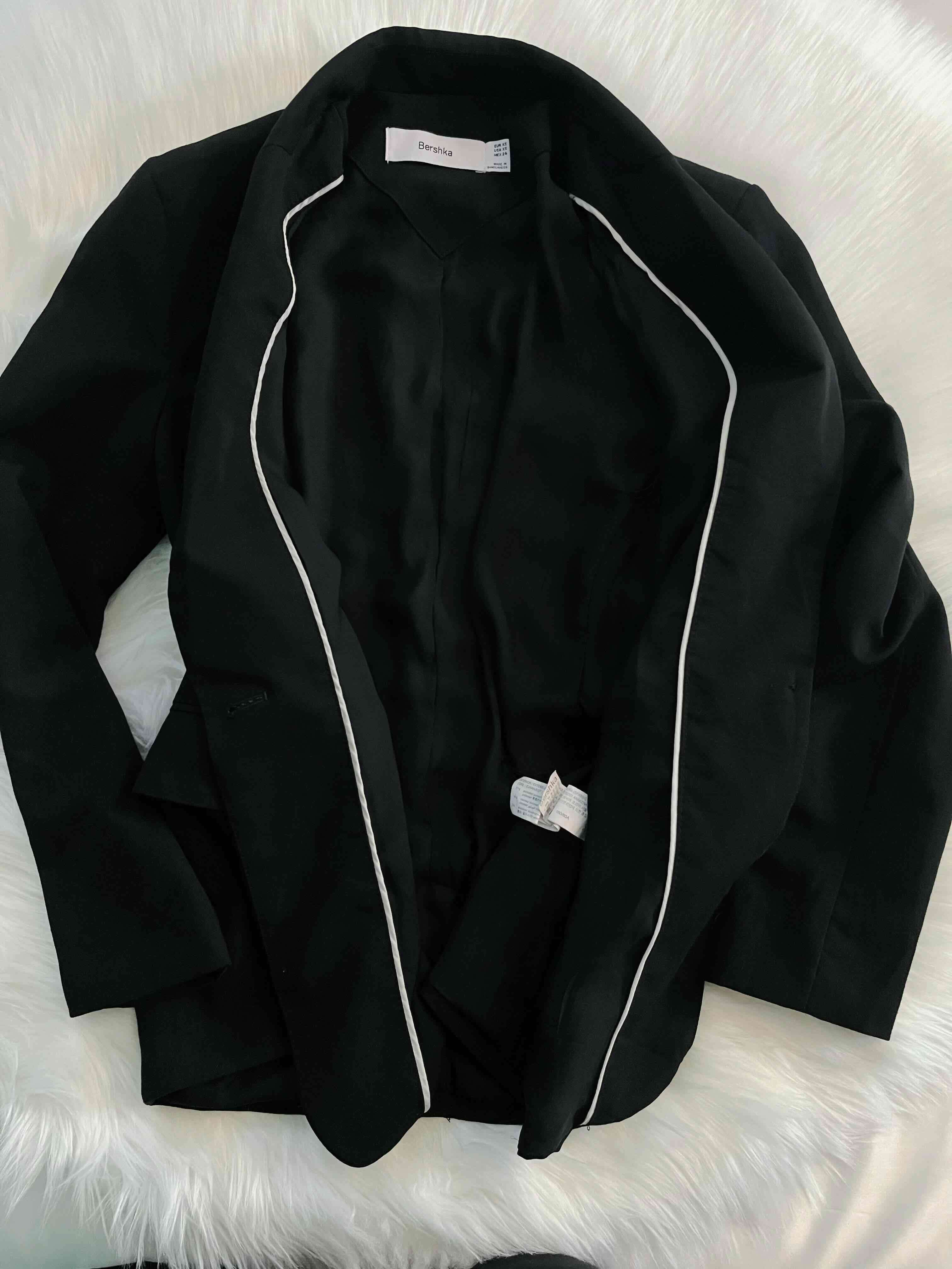 Blazer negro BERSHKA talla XS/S - miniatura 3