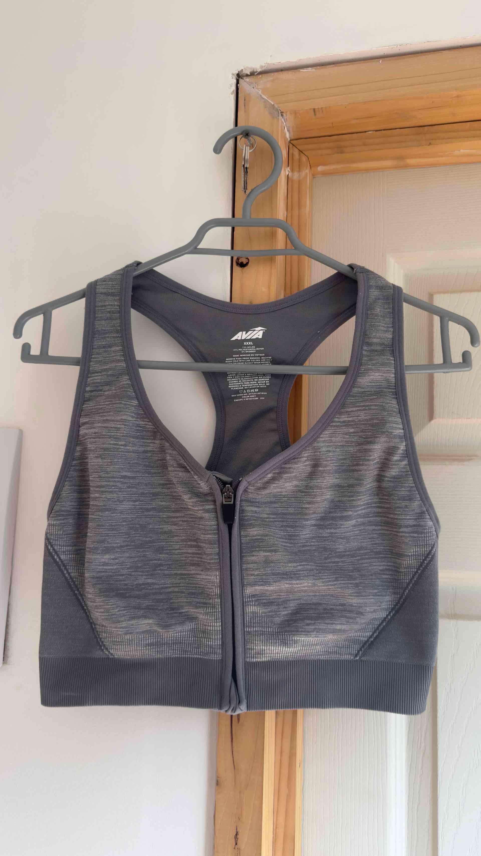 Top deportivo gris con cremallera - miniatura 1