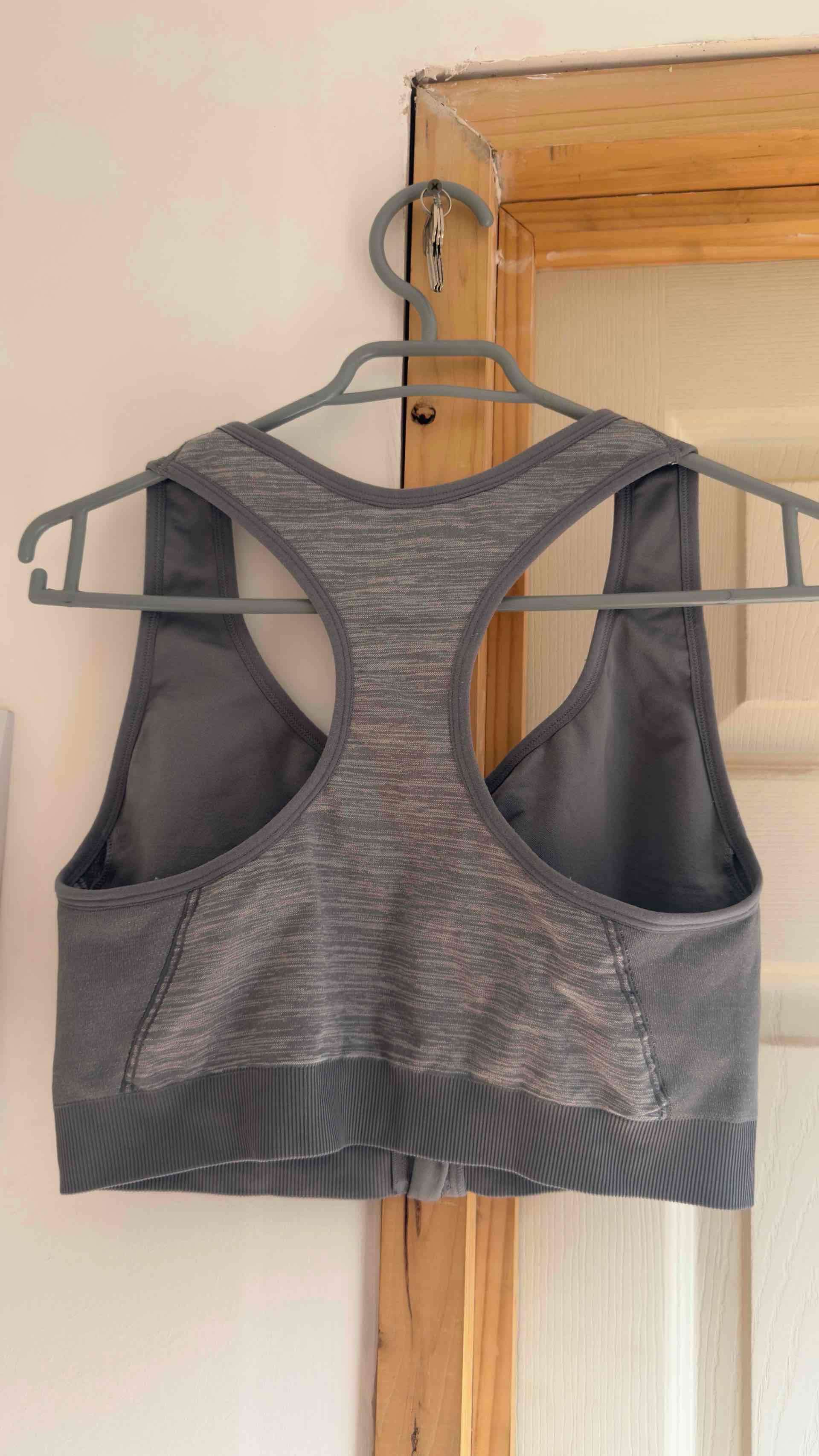 Top deportivo gris con cremallera - miniatura 2