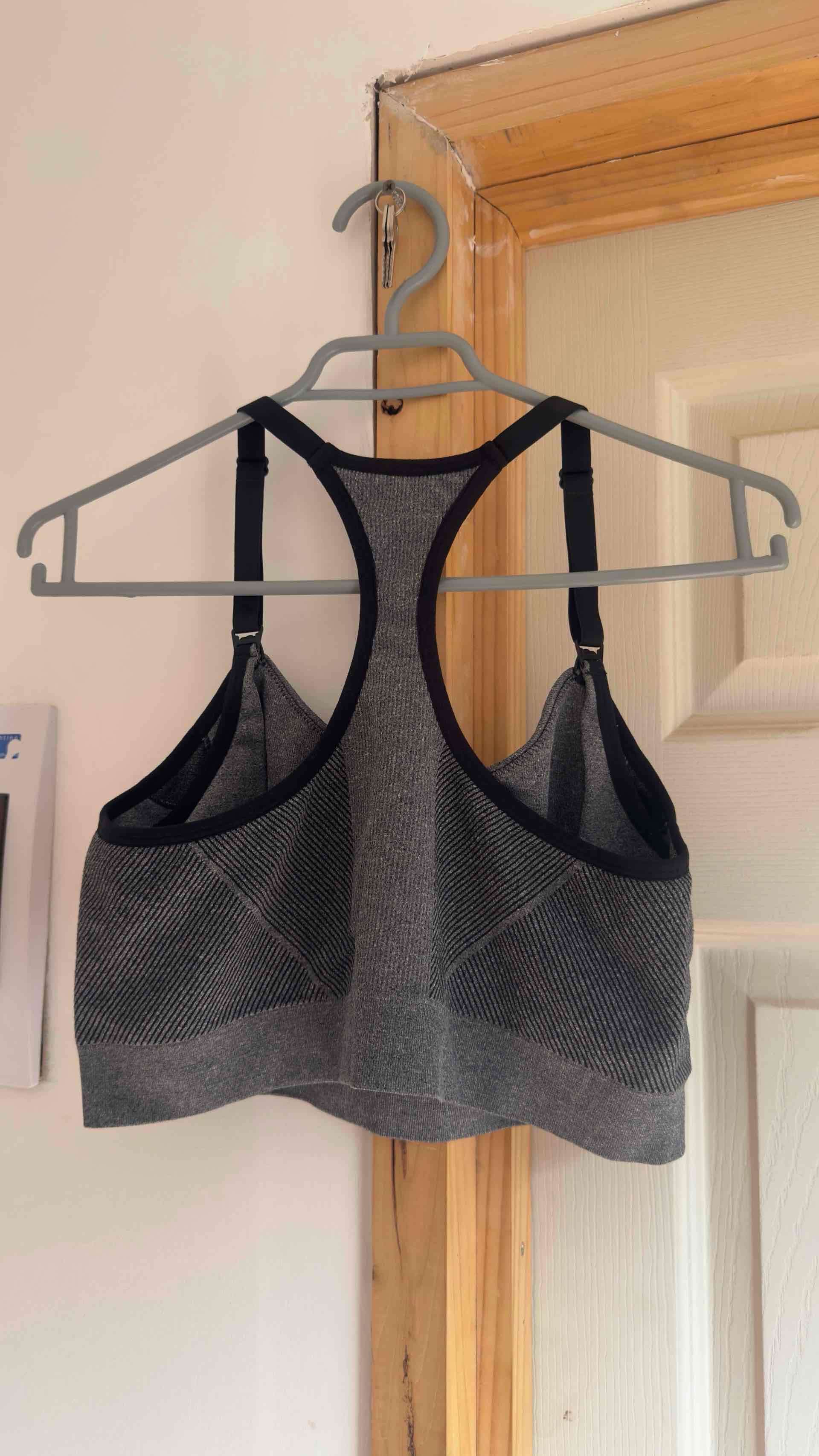 Top deportivo gris - miniatura 2