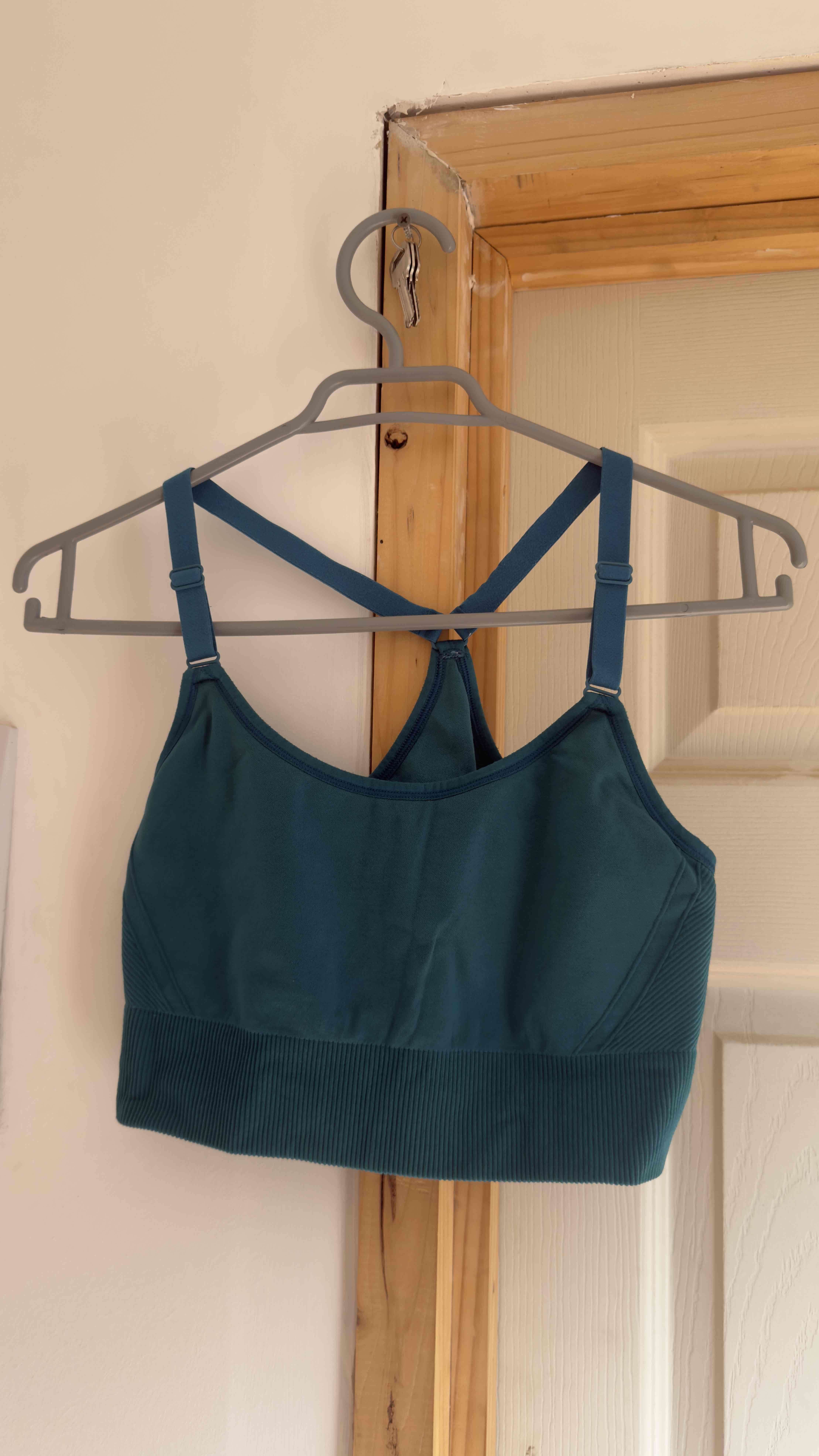 Top deportivo verde con tiras - miniatura 1