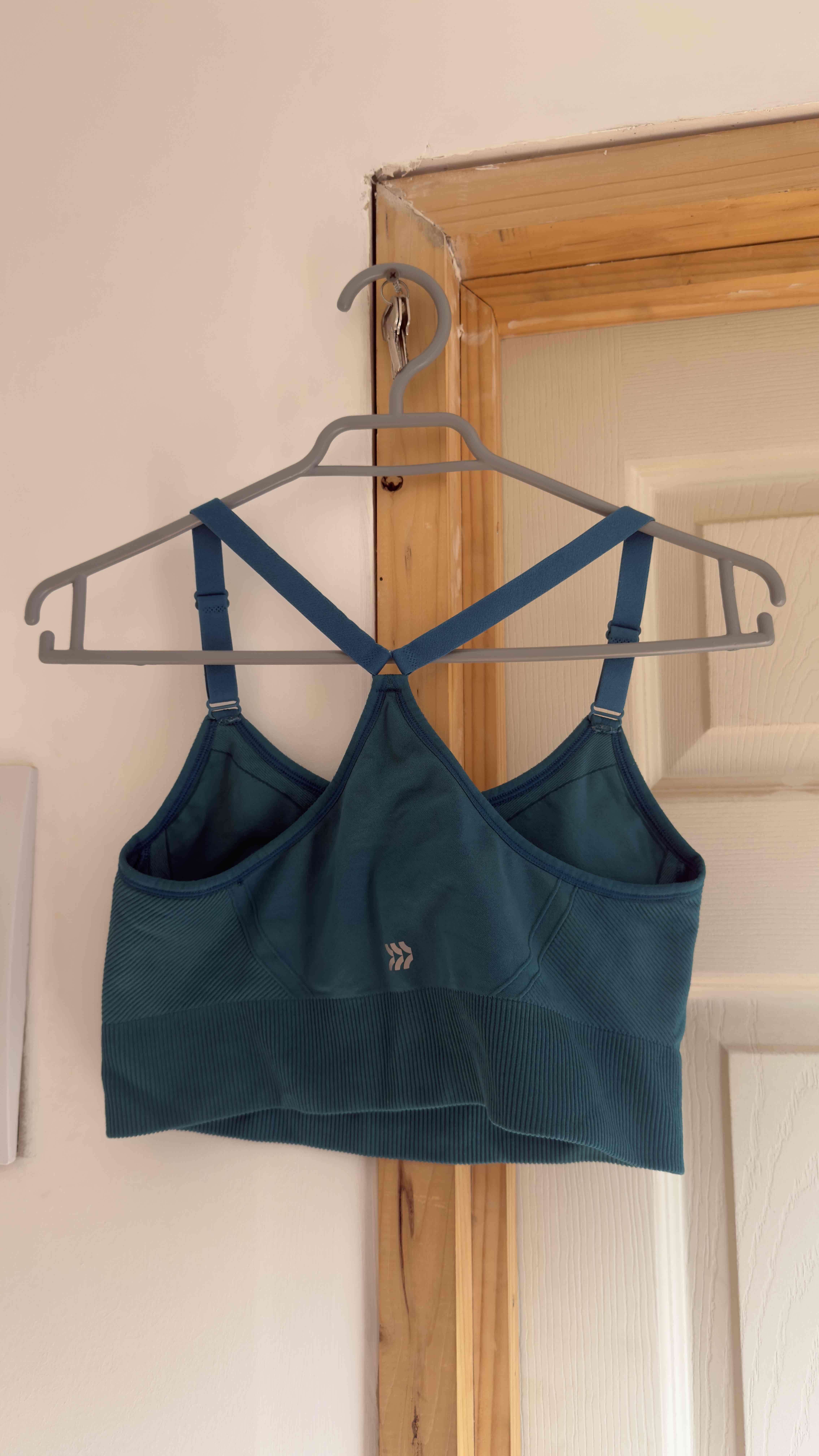 Top deportivo verde con tiras - miniatura 2