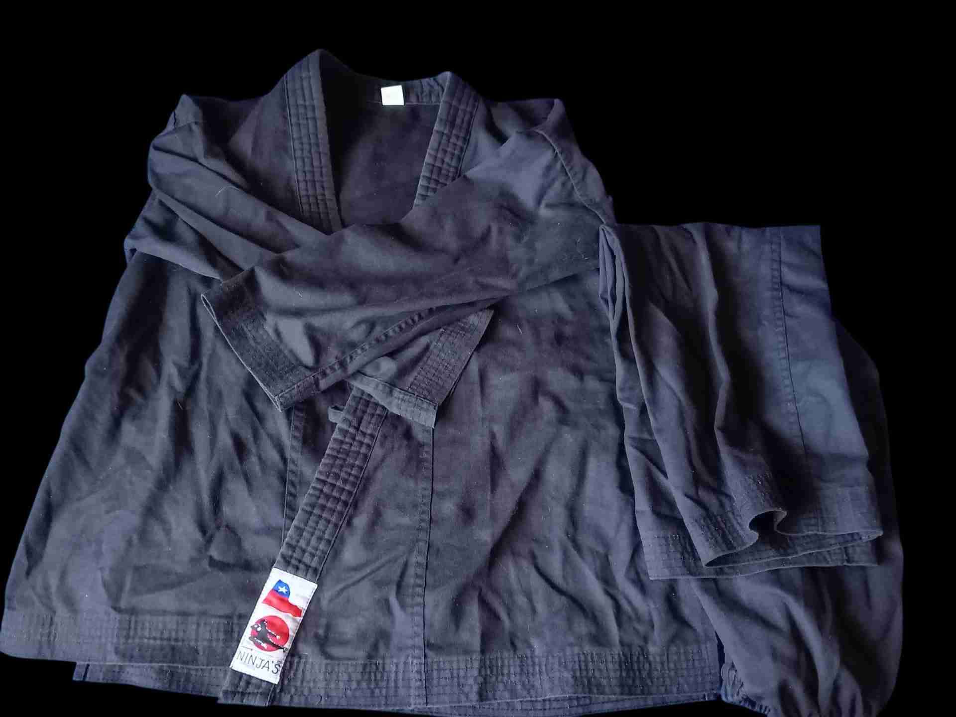 Uniforme negro de artes marciales