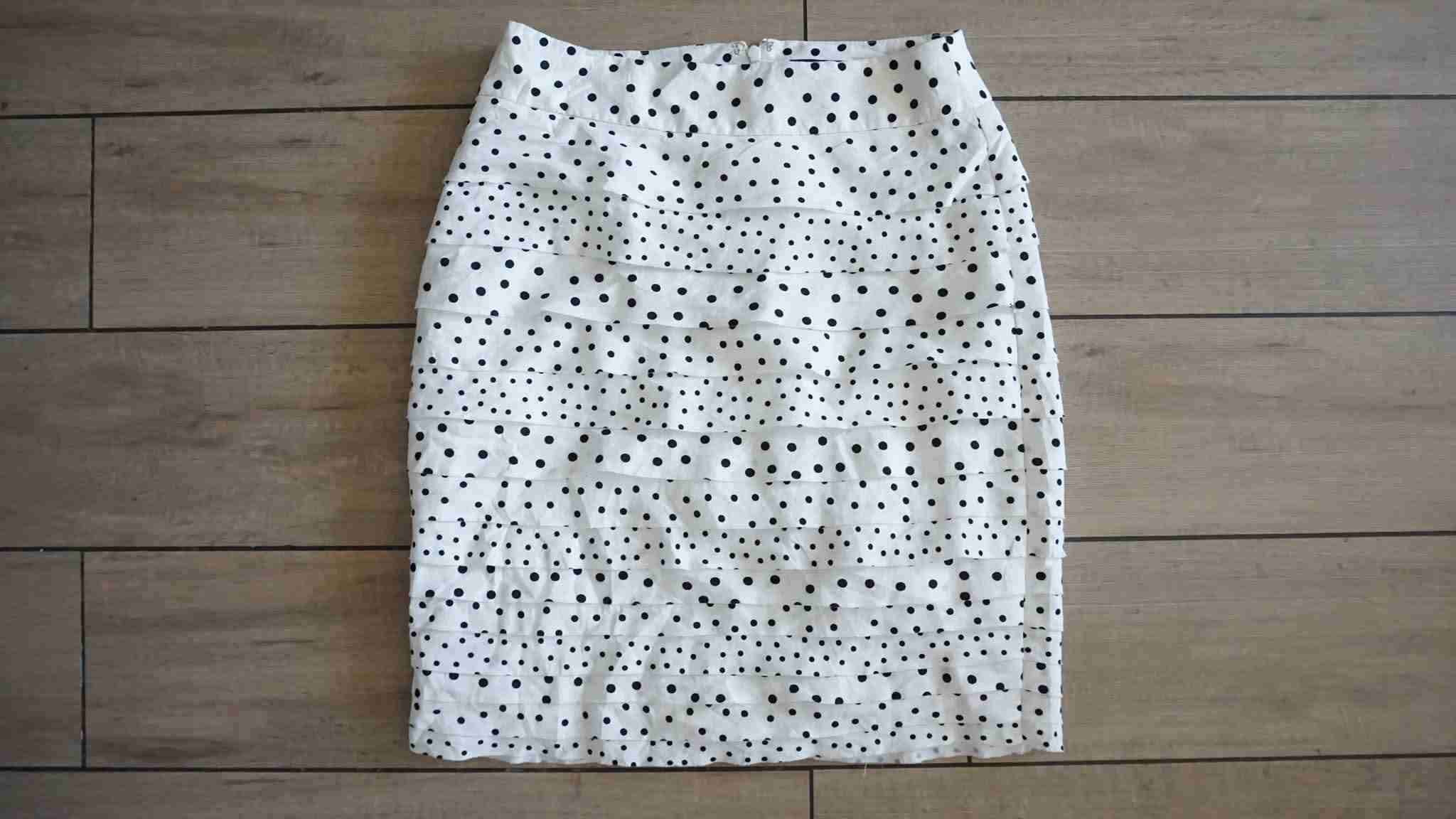 Falda blanca con lunares negros